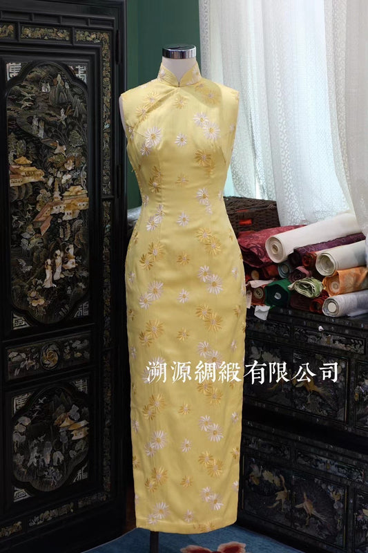 60年代 - 鹅黄暖阳·雏菊刺绣无袖丝缎旗袍 | 1960s - "Pale Yellow Sunshine" - Daisy Embroidered Sleeveless Silk Satin Cheongsam
