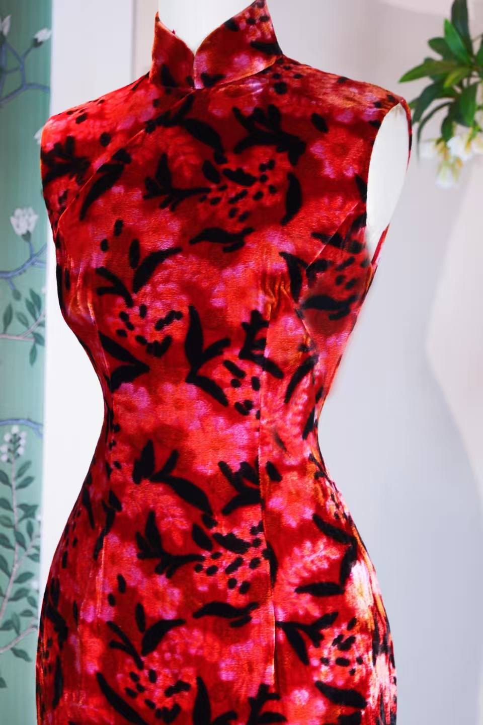 60年代 - 烬染朱华：台湾金丝绒印花旗袍的视觉诗学 | 1960s - The Cinder-Dyed Crimson Bloom: The Visual Poetics of a Vintage Taiwanese Velvet Print Cheongsam