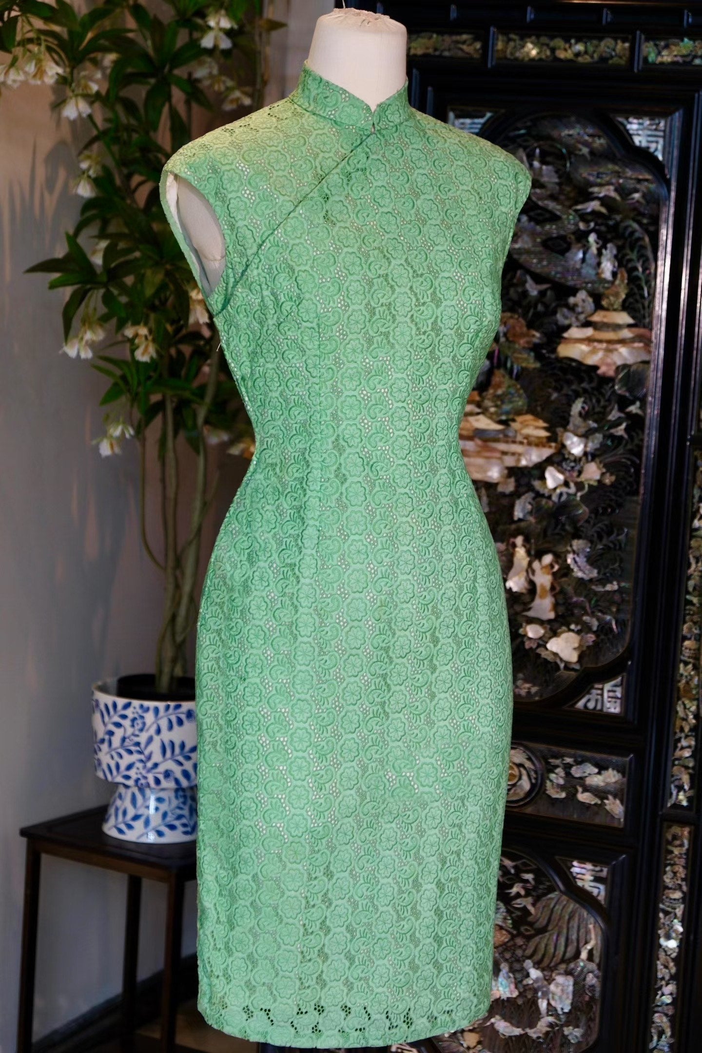 60年代 - 塞纳河畔・鹦哥绿法式蕾丝镂空・三角腰古董港式旗袍 (1960s 新加坡国立博物馆典藏) / 1960s - Seine Rhapsody: Parrot Green French Lace & Triangle Waist Vintage Hong Kong Qipao (1960s National Museum of Singapore Heritage)