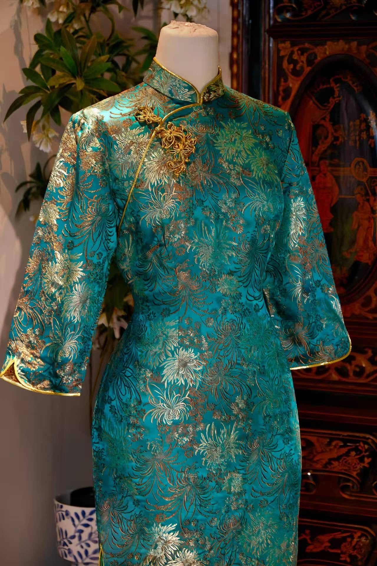 60年代 - 香港提花织锦缎嵌丝硬花扣古董旗袍 | 1960s - A Vintage 1960s Hong Kong Cheongsam in Brocade Jacquard with Fitted Hard Buttons