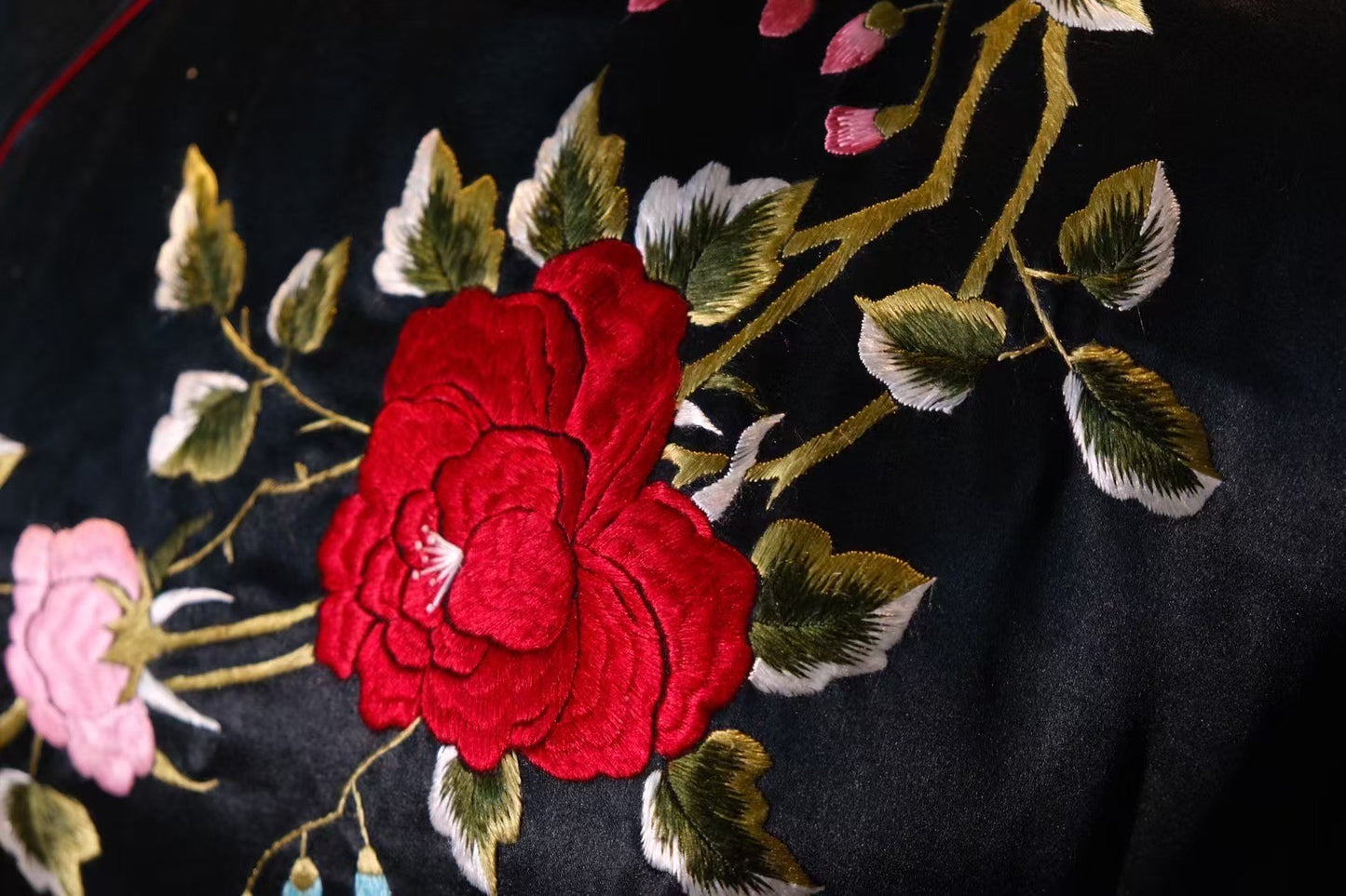 50年代 - 夜色沉沉牡丹娇：暗香疏影绣金华丝绸旗袍 | 1950s - "Moonlit Peony's Grace": The Deep Night Fragrance Embroidered Silk Cheongsam