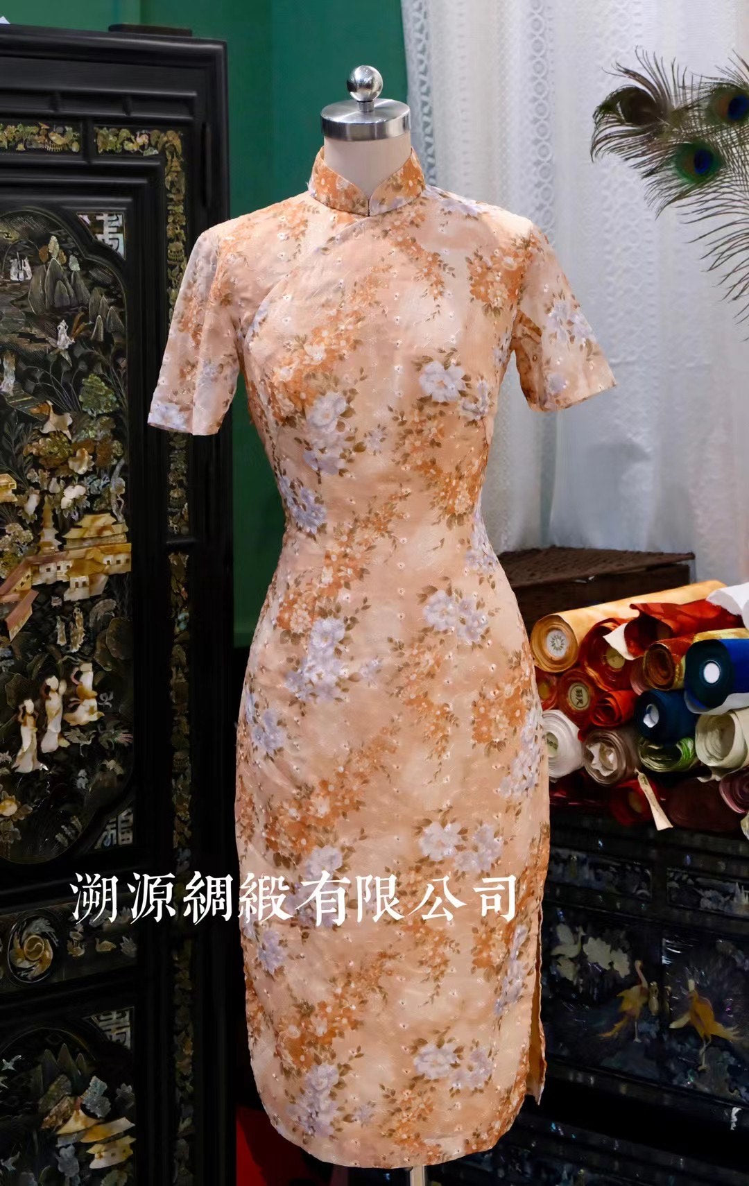 50年代 - 蜜桃橘刺绣薄纱短袖旗袍：浮花疏影 | 1950s - Peach Orange Embroidered Sheer Short-Sleeve Qipao: Floating Flowers