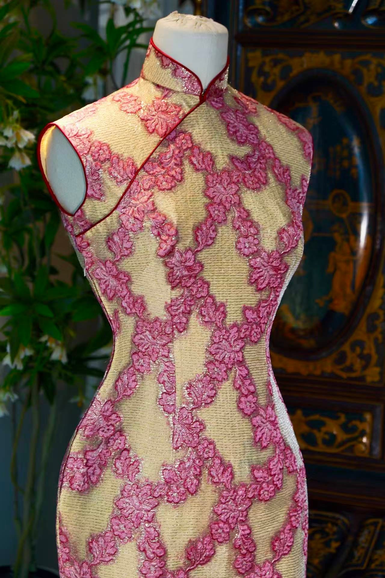60年代 - 香槟金绯红金属刺绣蕾丝线香绲古董港式旗袍 | 1960s - A Vintage 1960s Hong Kong Cheongsam with Champagne Gold Metallic Embroidery and Scarlet Lace