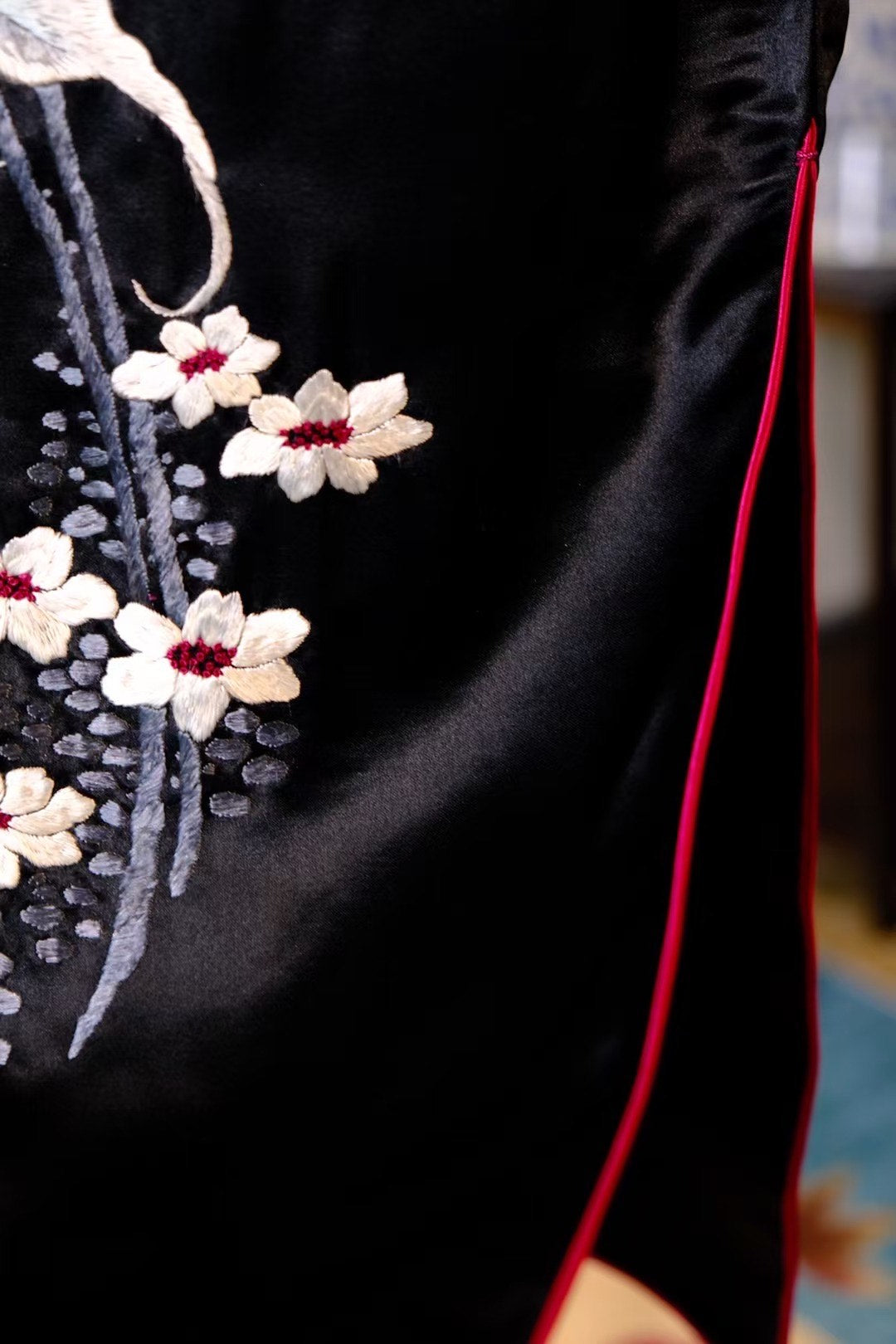 60年代 -【夜绽朱槿】港工典藏：长款真丝苏州刺绣古董旗袍——栩栩如生扶桑花 | 1960s - "Midnight Hibiscus Bloom" Hong Kong Heritage: Long Silk Embroidered Antique Cheongsam – Lifelike Hibiscus Motif