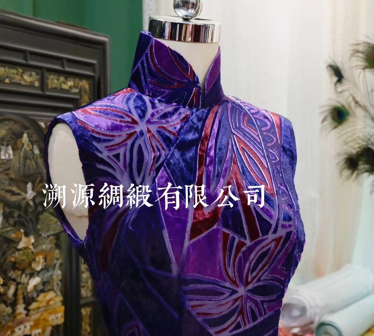 高定成衣 - 幽蓝之境·烂花丝绒几何图腾旗袍 | Luxury Ready-to-Wear (RTW) - Realm of Deep Blue: Devoré Velvet Geometric Totem Qipao