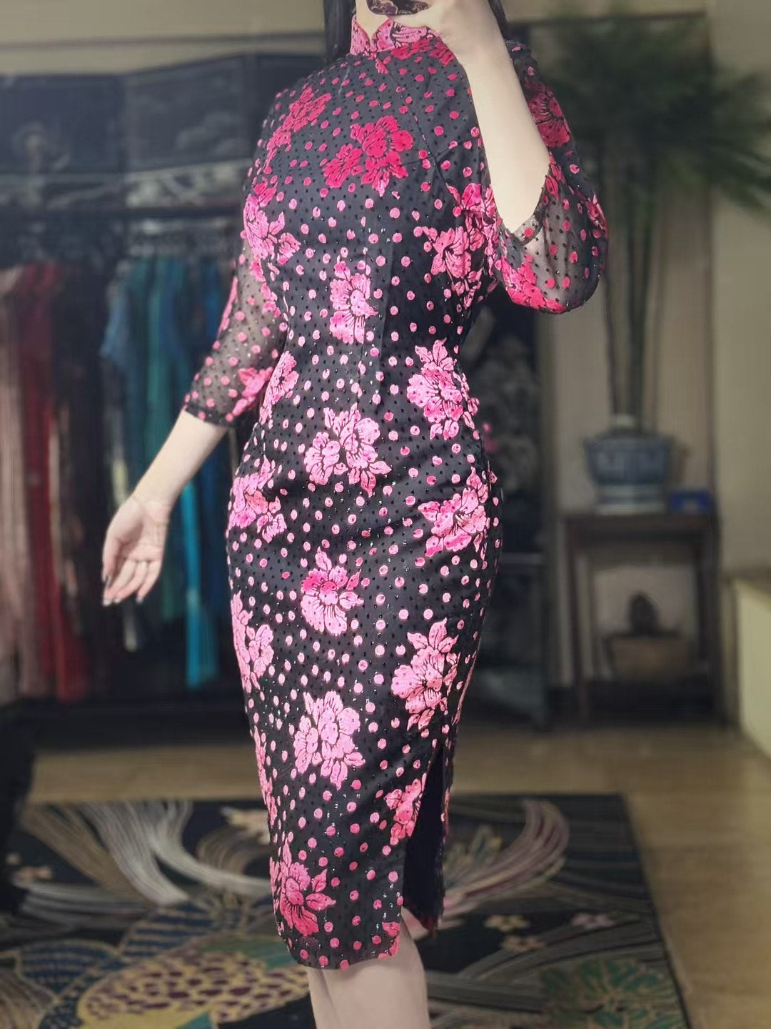 60年代 - 六零年代・桃粉繁花・織金波點・燒花絲絨古董港式旗袍 / 1960s - The Sixties Pink Bloom - Gold-Woven Polka Dots - Burnout Velvet Antique Hong Kong Qipao