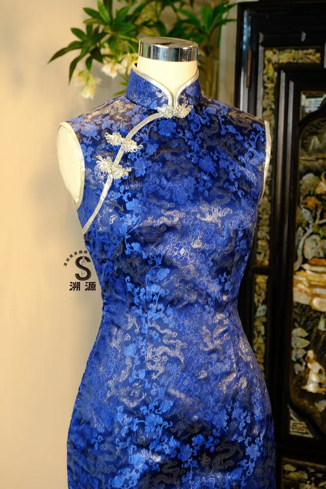 60年代 - 「深海龙吟」上世纪六十年代港式定制克莱因蓝（宝蓝）织金织锦缎无袖曳地旗袍：银丝绲边与龙纹牡丹图案 / Customized Design - The "Ocean Dragon's Roar": 1960s Hong Kong Couture Klein Blue Brocade Qipao with Gold-Woven Dragon and Peony Motif, Sleeveless Floor-Length Gown with Silver Metallic Piping.
