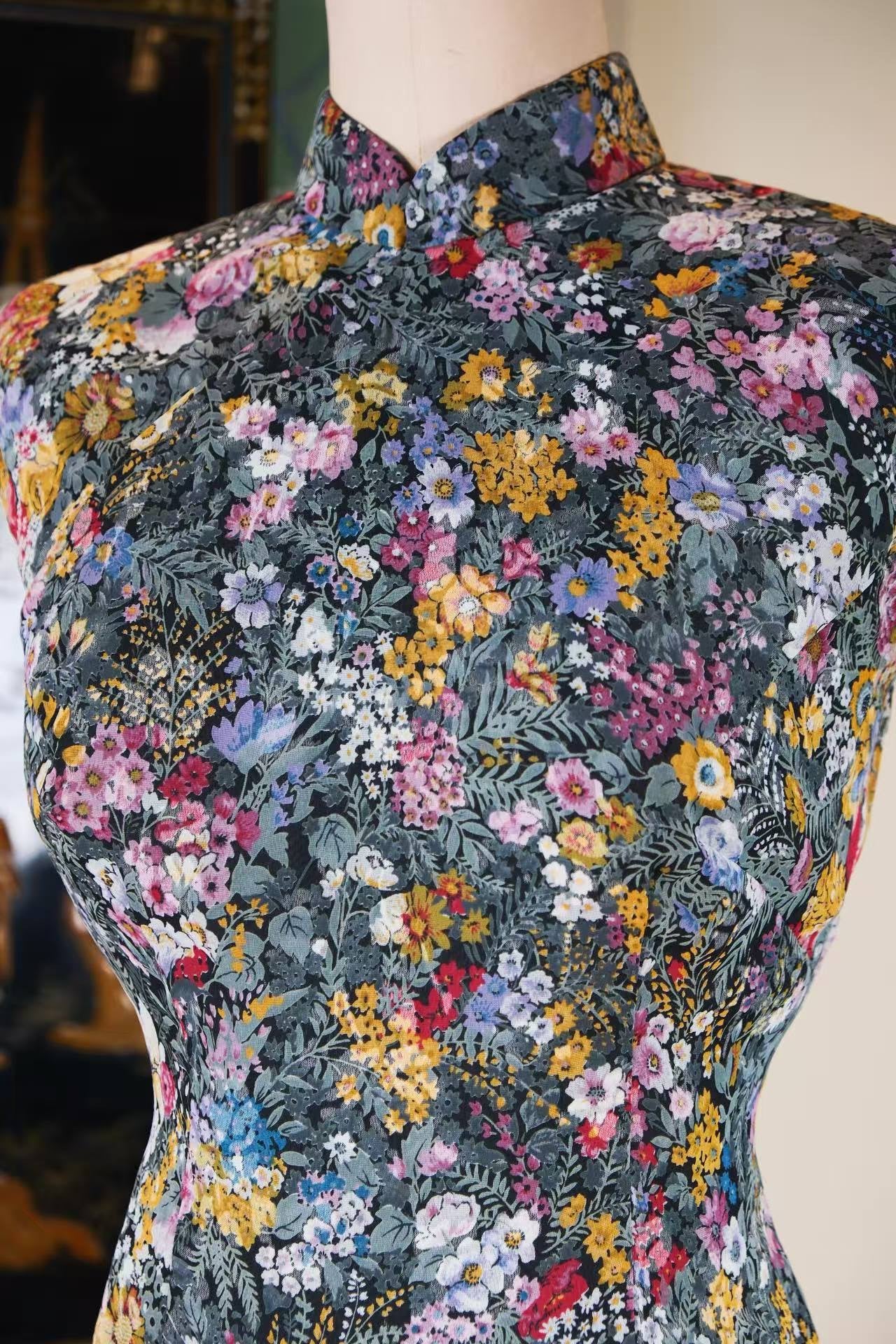 60年代 - 灰蓝底“满地娇”百花不落地印花古董旗袍 | 1960s - A Vintage "Hundred Flowers Never Landing" Floral Print Cheongsam on Gray-Blue Base