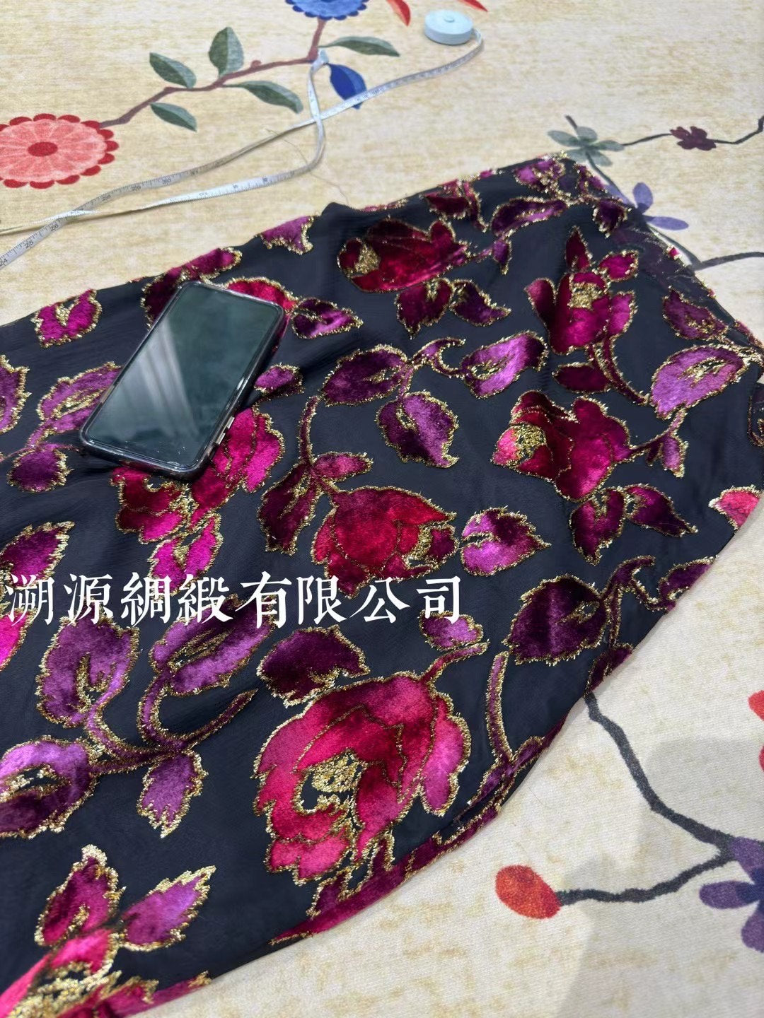 60年代 - 极致奢华：黑底紫红丝绒烂花金丝玫瑰无袖旗袍 | 1960s - Exquisite Luxury: Black-Based Purple Devoré Velvet Gold-Thread Rose Sleeveless Qipao/Cheongsam