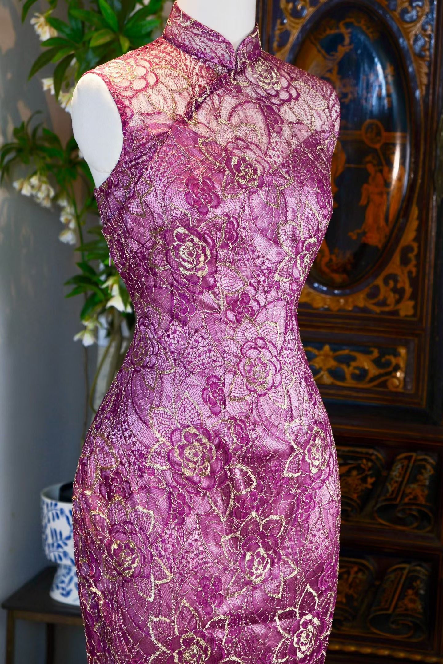 客定结缘 - 绛雪繁花：客订系列·真丝金线骨感蕾丝高级定制旗袍 / Customized Design - Crimson Flora in Gilded Snow: Bespoke Collection — Pure Silk Corded Metallic Lace Couture Qipao