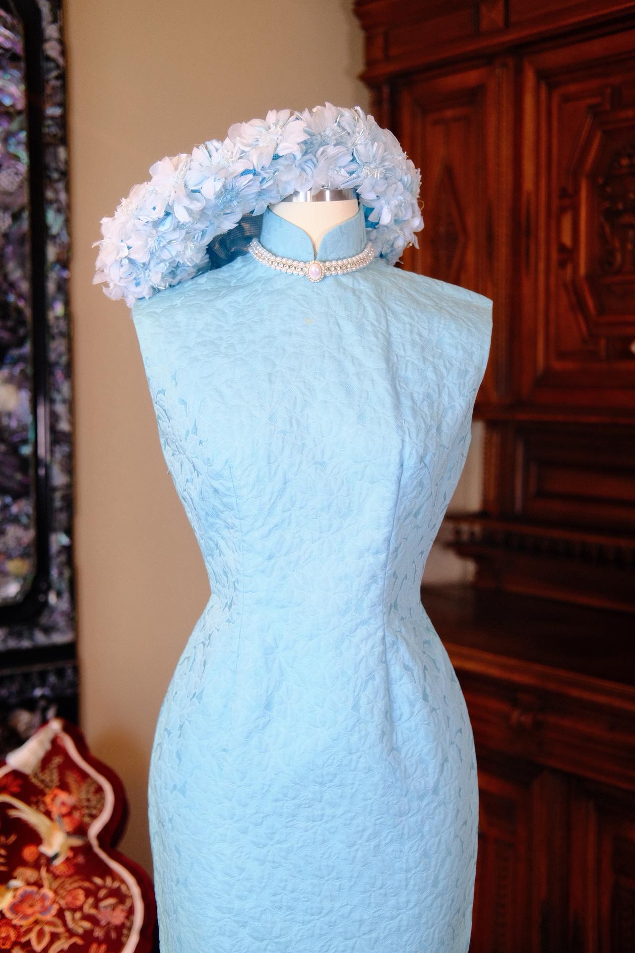 60年代 - 冰蓝幻境：肌理棉上的六十年代优雅_HY | 1960s - Ice-Blue Mirage: 1960s Elegance Rendered on Textured Structural Cotton_HY