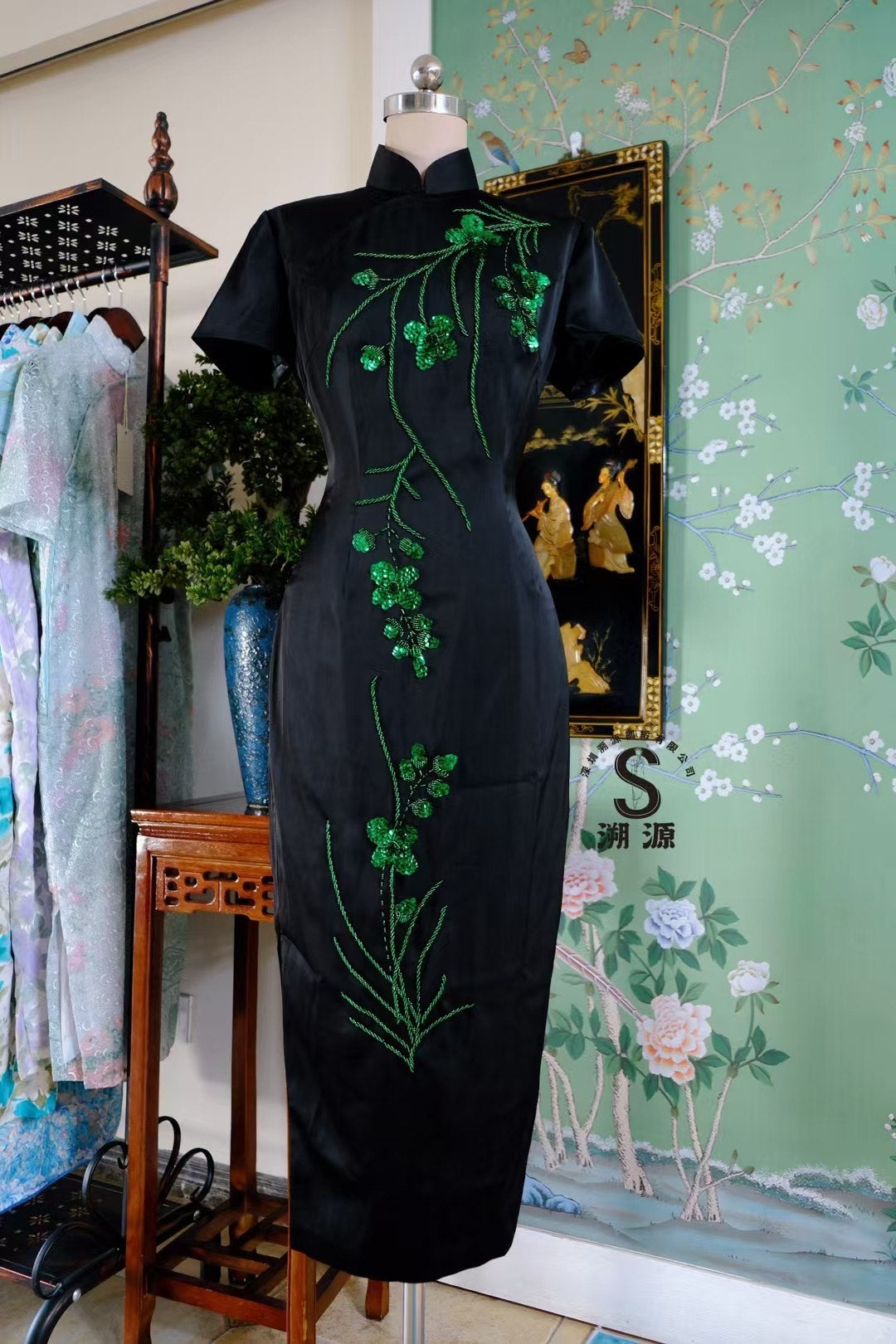 客订结缘 - 墨玉翠藤•黑缎祖母绿亮片刺绣短袖旗袍 |  Customized Design - Emerald Vine: Black Satin Cheongsam with Emerald Sequin & Beaded Embroidery