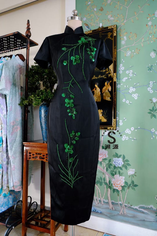 客订结缘 - 墨玉翠藤•黑缎祖母绿亮片刺绣短袖旗袍 |  Customized Design - Emerald Vine: Black Satin Cheongsam with Emerald Sequin & Beaded Embroidery