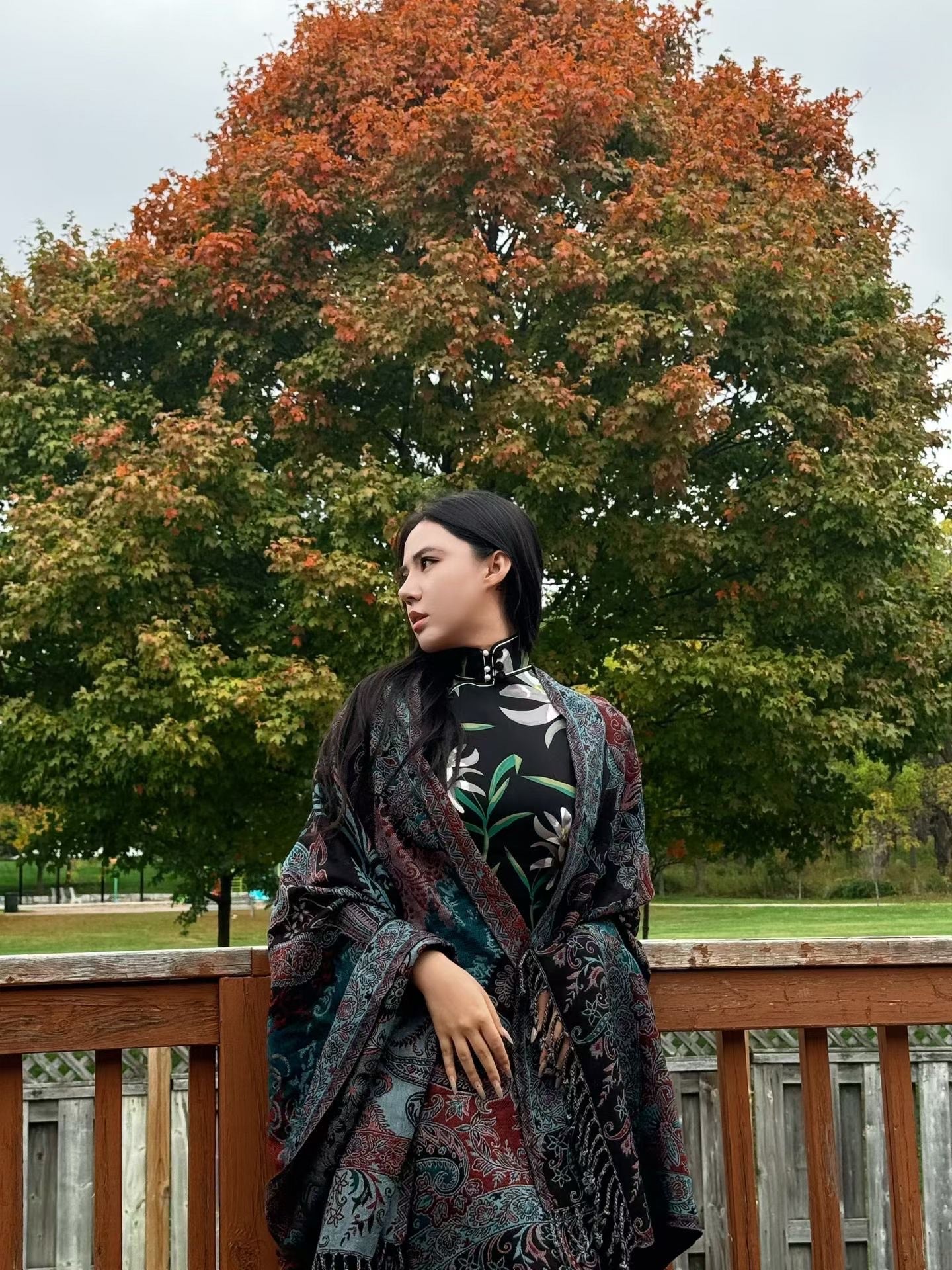 客订结缘 - 秋日幽兰：墨黑底色幽兰花卉印花高领旗袍长裙搭配复古佩斯利纹羊绒流苏披肩 / Customized Design - Autumn Solitude Orchid: Black Base Phalaenopsis Print Modern High-Collar Qipao Maxi Dress Paired with Vintage Paisley Cashmere Tassel Shawl