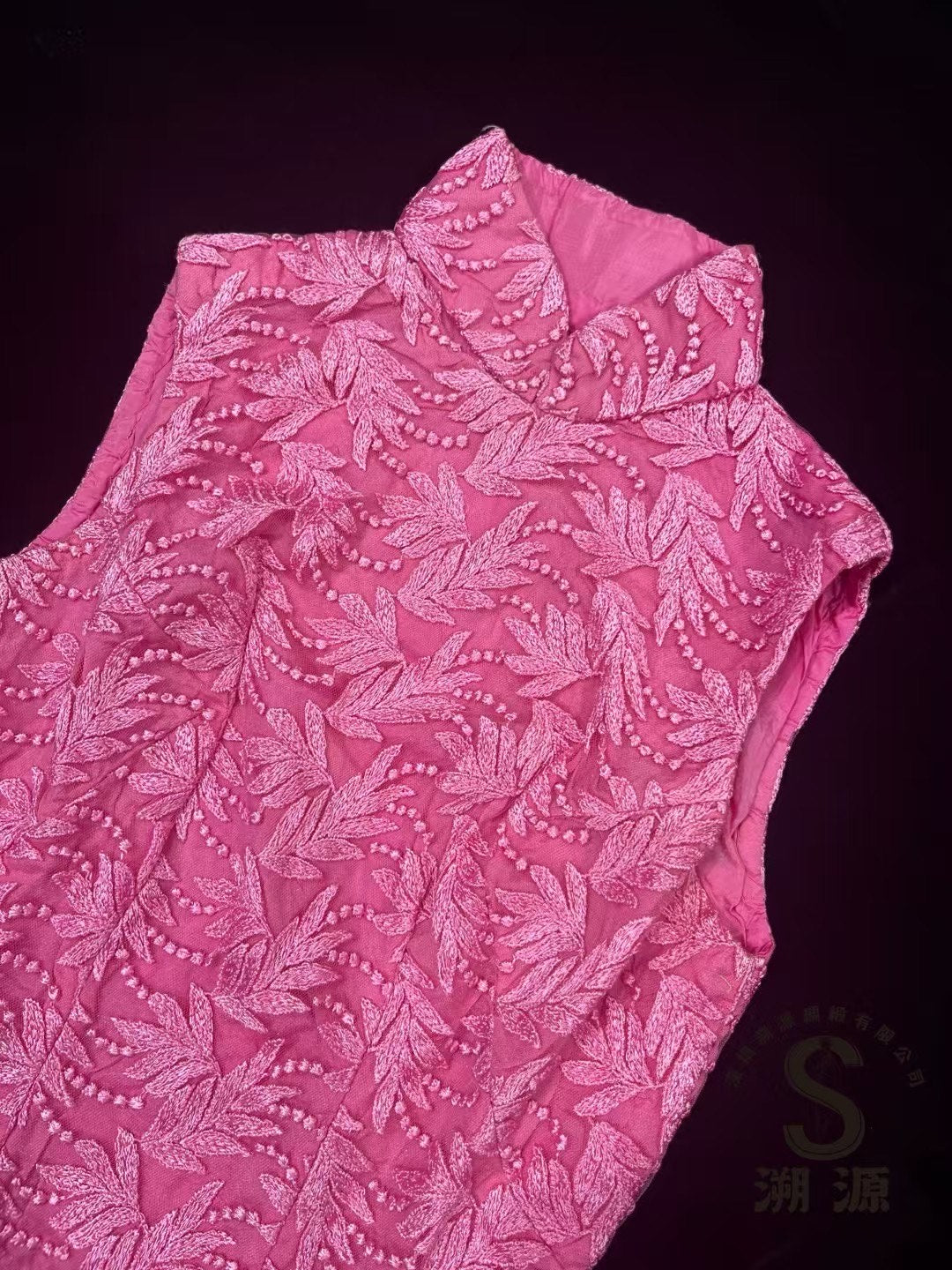 60年代 -【艳压群芳 • 霓虹粉立体叶纹蕾丝长款无袖古董旗袍】| 1960s - “Fuchsia Siren” - Floor-Length Antique Qipao with Vibrant Pink Three-Dimensional Leaf Lace and Sleeveless Design.