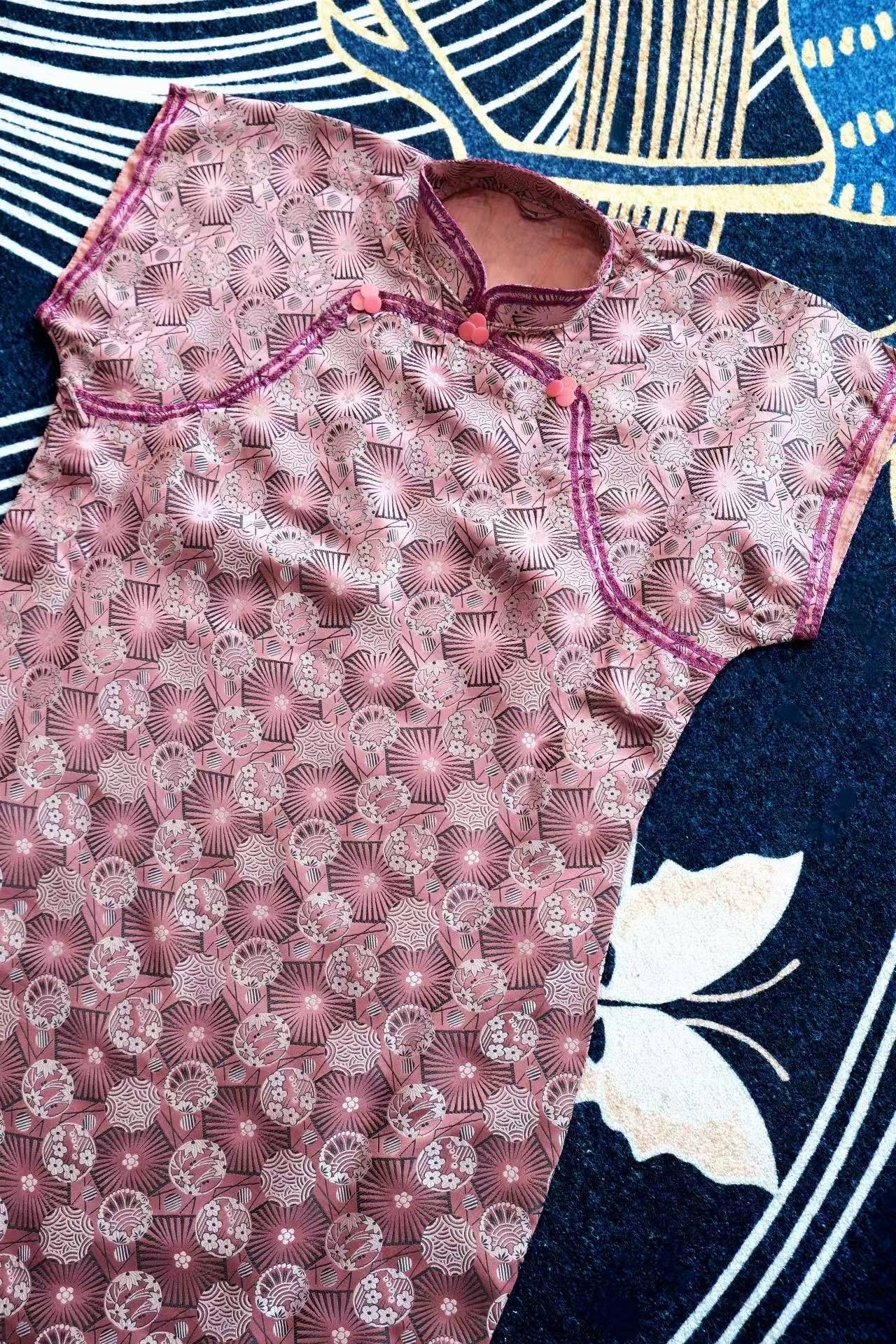 40年代 - 织锦缎双襟旗袍：一袭华彩中的东方织造史诗 | 1940s - Brocade Qipao with Double Bodice: An Epic of Oriental Weaving in Resplendent Silk