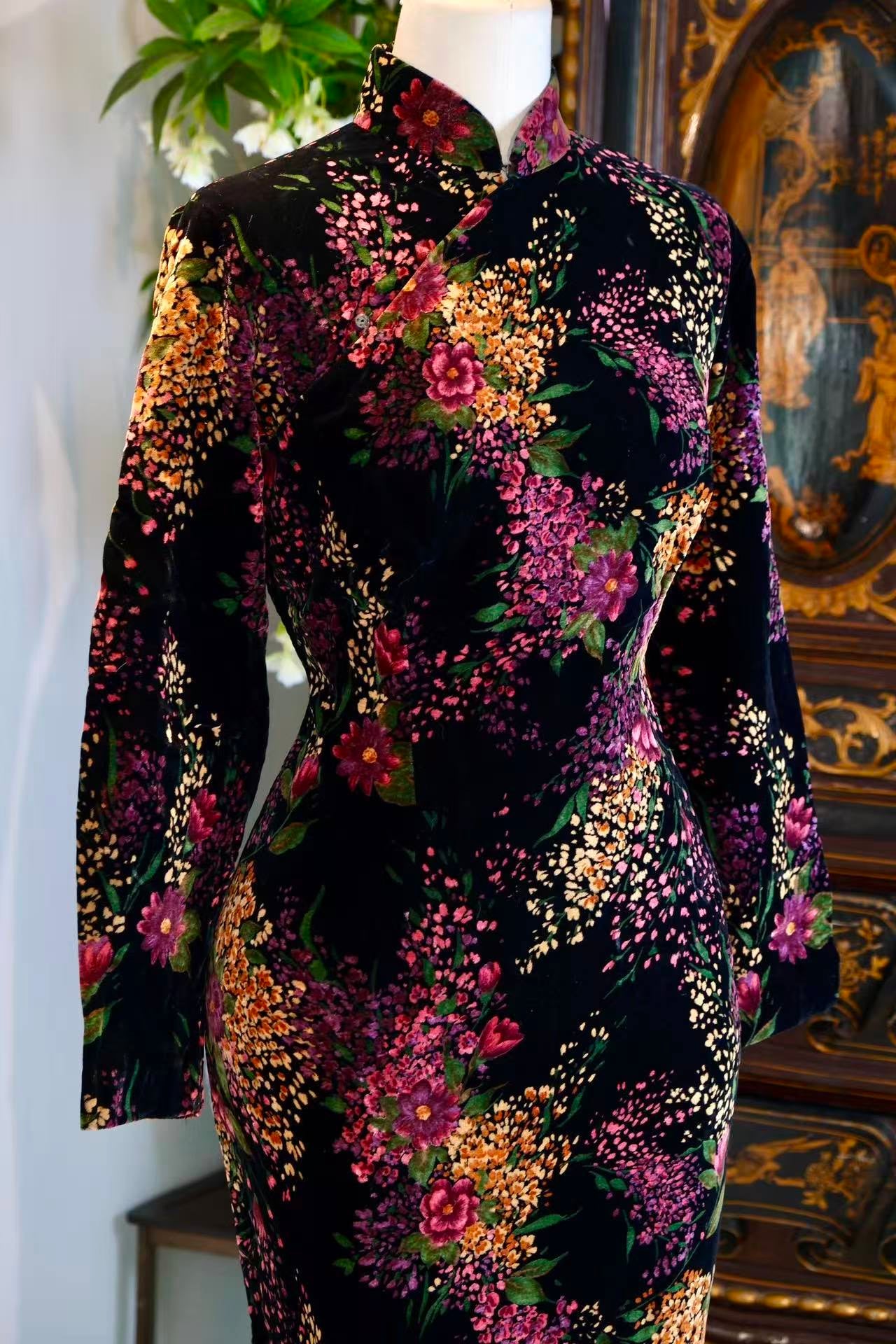 60年代 - 黑地繁花，岁月如歌——六十年代华美服饰行天鹅绒旗袍 | 1960s - Velvet Blossoms, a Song of Time: 1960s Antique Qipao by "Hua Mei Fashion House"