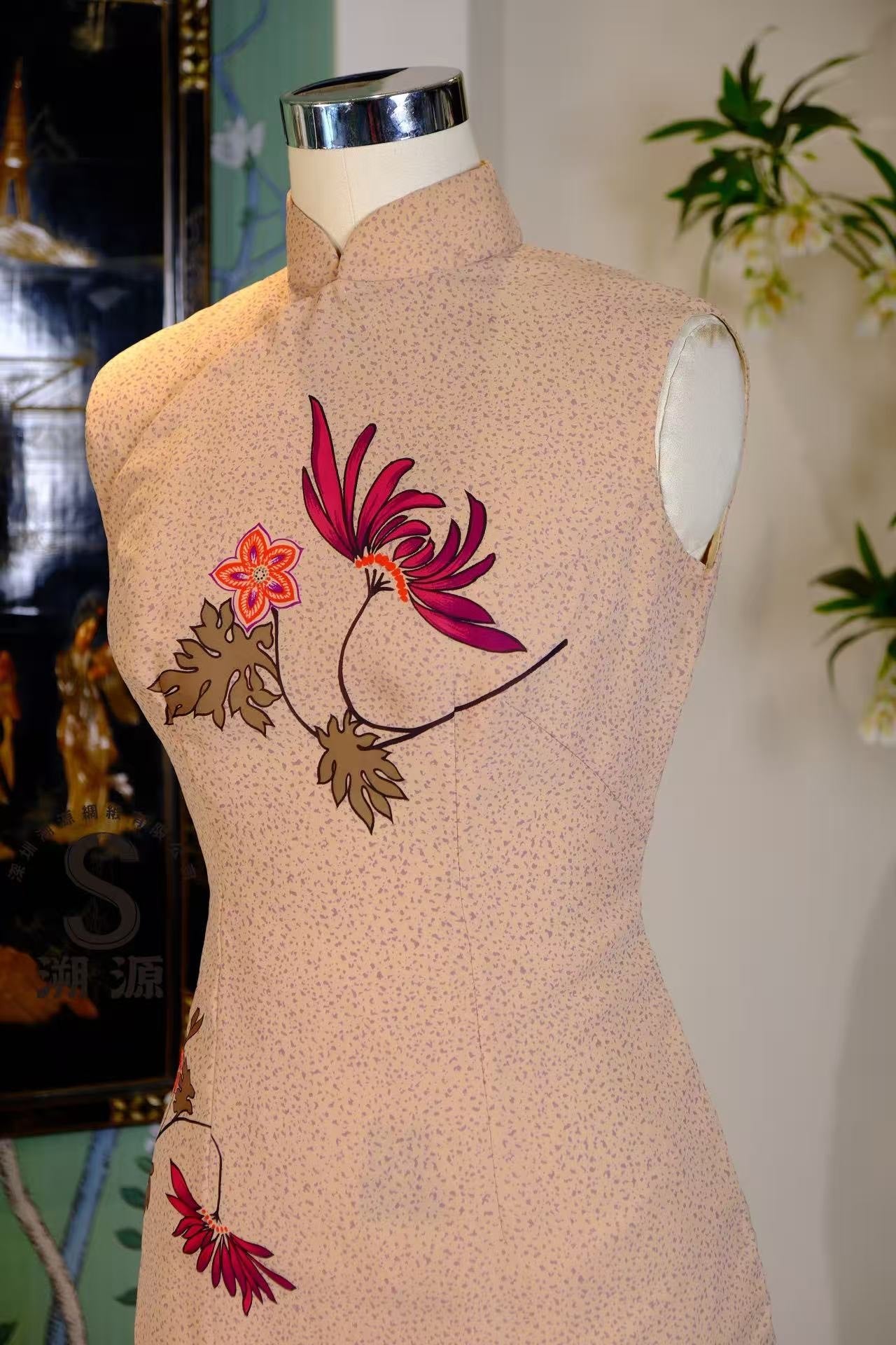 60年代 -【米色秋韵】疏影暗香：点状肌理米底高定无袖旗袍——绛紫色秋菊印花 | 1960s - "Misty Autumn Hue" Subtle Scent & Shadow: Couture Sleeveless Cheongsam with Dotted Beige Base and Deep Plum Chrysanthemum Print