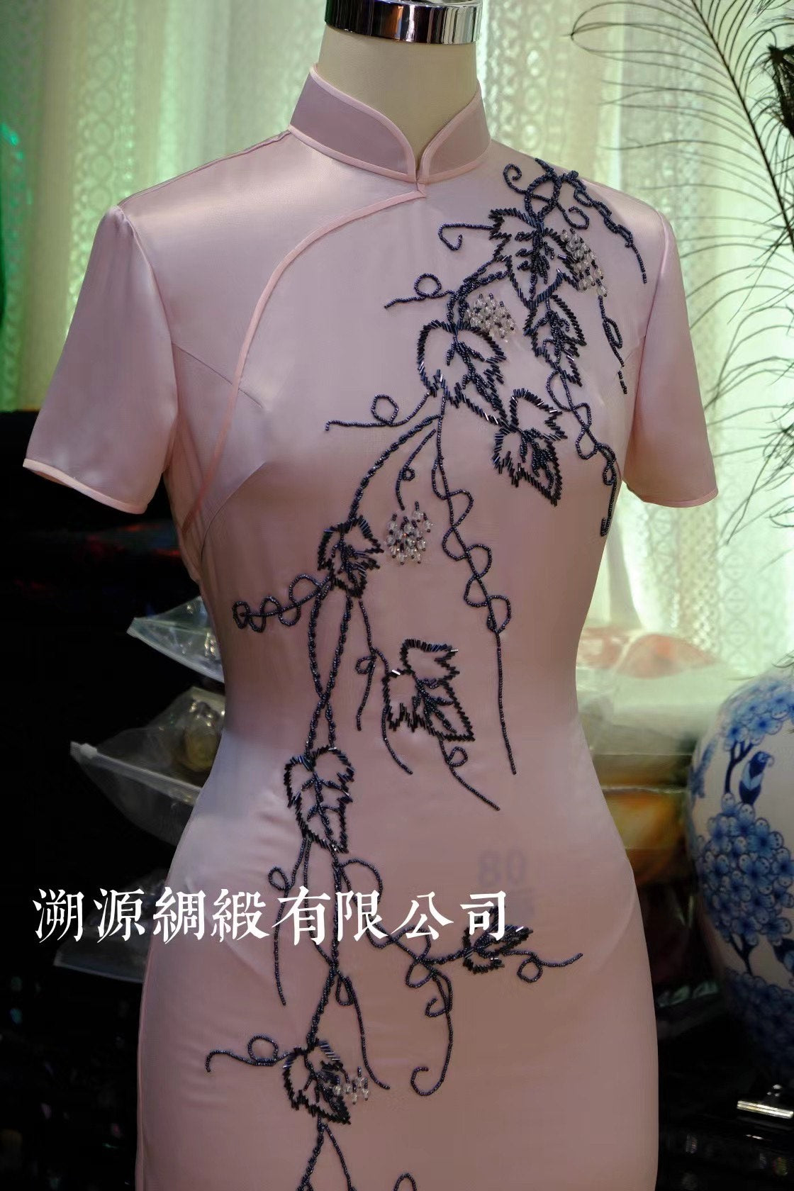 客定结缘 - 粉黛呈祥：古董袍同款手工钉珠「葡萄多福」港工旗袍 | Customized Design - Pink Grace & Auspice: Antique Qipao Replica with Hand-Beaded "Grape Cluster for Abundant Fortune" Hong Kong Craftsmanship Qipao