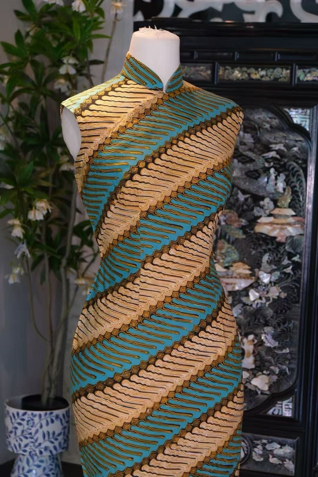 60年代 - 南洋峇迪・青金石蜡染斜纹・新加坡国立博物馆同款古董旗袍 / 1960s - Nanyang Batik: Lapis Lazuli Diagonal Print Qipao – National Museum of Singapore Piece