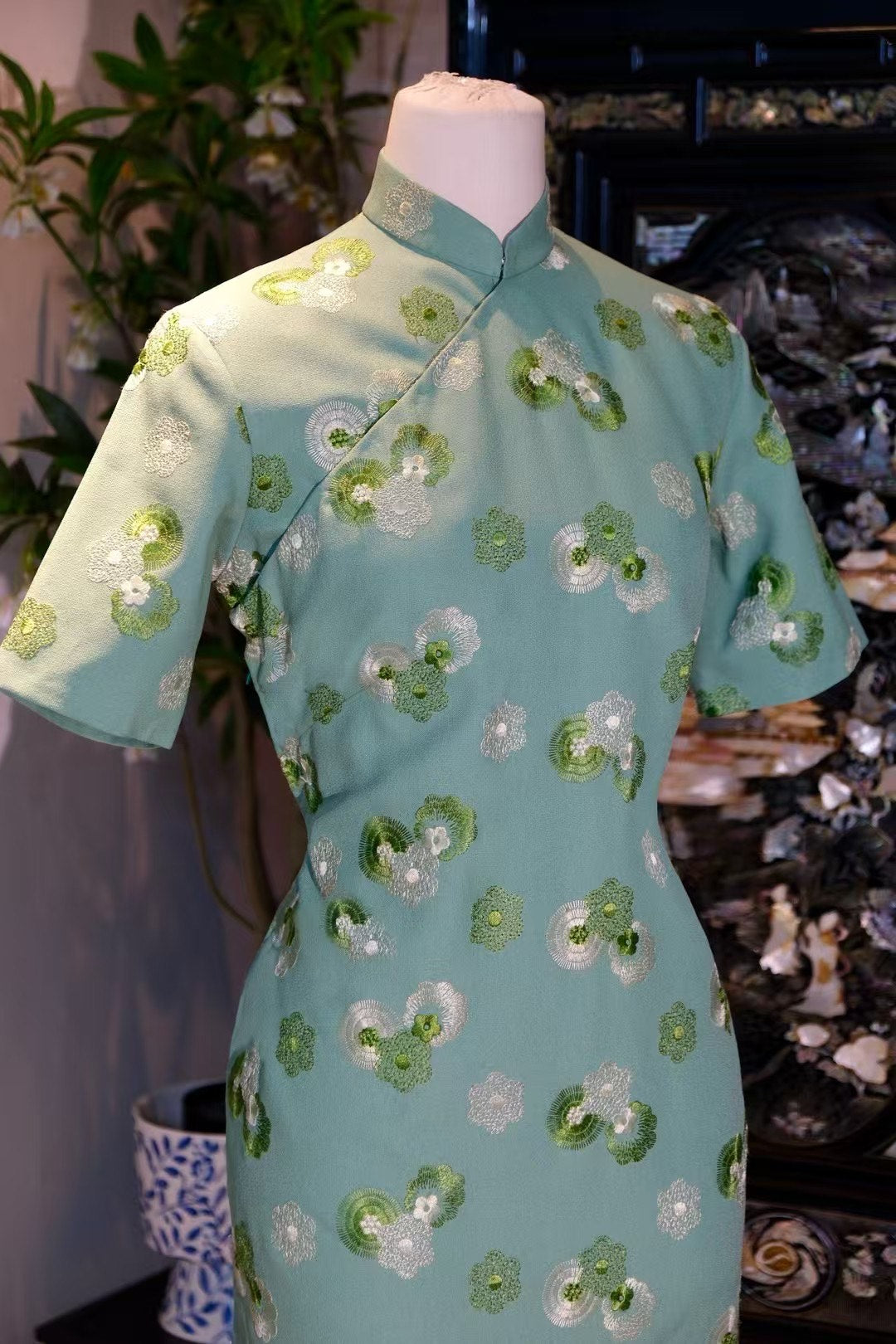 60年代 -《新加坡国立博物馆典藏 · 双色圆纹刺绣旗袍系列》 |  1960s - “National Museum of Singapore Heritage · Dual-Tone Circular Motif Embroidered Qipao Series”