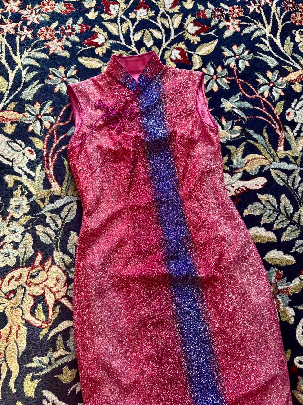 60年代 - 六十年代香港织银渐变嵌丝硬花扣古董旗袍：流光碎影里的东方美学史诗 | 1960s - 1960s Hong Kong Silver-Woven Gradient Qipao with Inlaid Hard-Floral Frogs: An Oriental Epic of Shimmering Light