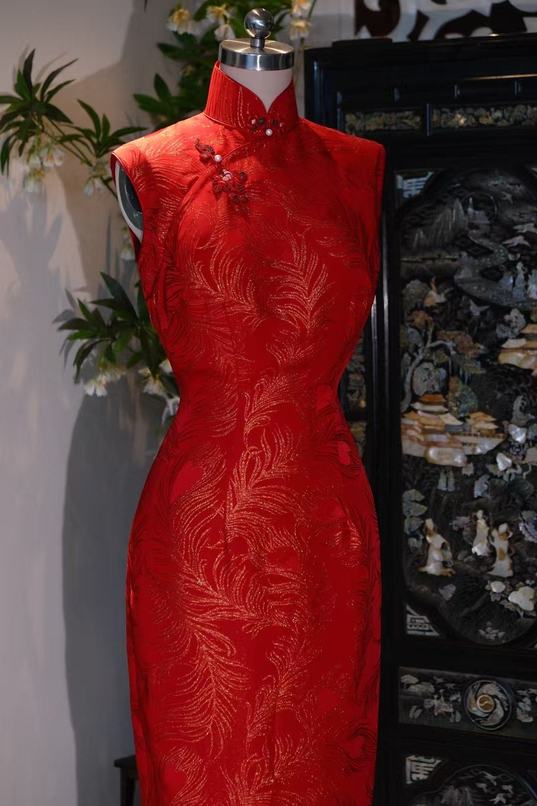 客订结缘 -《织金双姝 · 紫焰丹华》—— 典藏级雍容紫色与热烈红色，金丝暗纹长款礼服旗袍 | Customized Design - "Gilded Gemini · Violet Flame & Vermilion Bloom" — Collector's Brocade Long Cheongsam Gowns in Regal Purple and Passionate Red