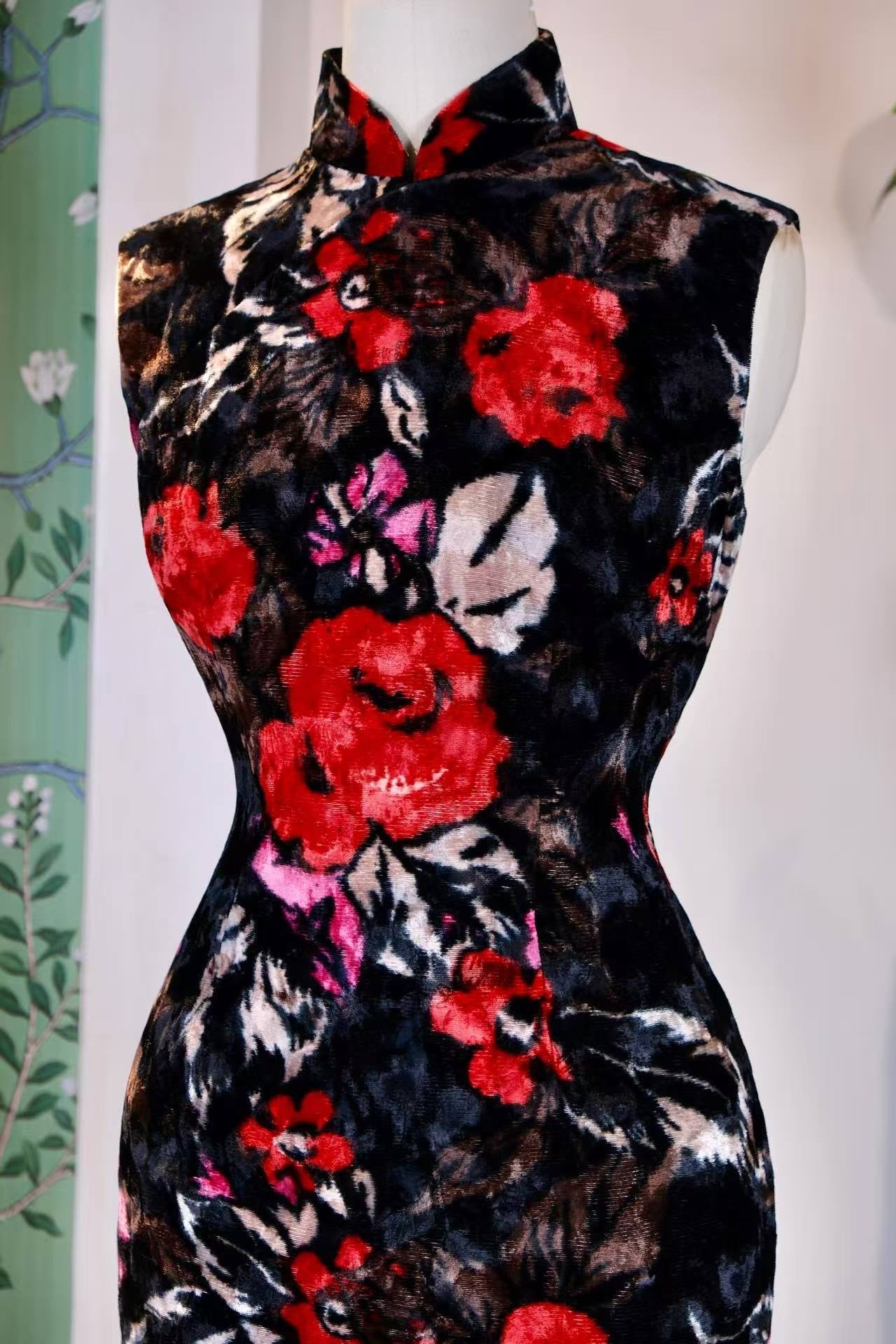 60年代 - 玫瑰金丝绒印花香港古董旗袍 | 1960s - a Vintage Hong Kong Rose-Print Gold Velvet Cheongsam