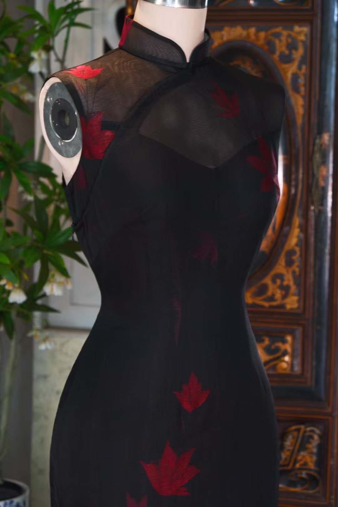 客定结缘 - 烟罗曳枫：红枫疏影透视无袖旗袍 | Customized Design- Crimson Trace: Black Qipao with Ruby Maple Appliqué and Illusion Netting