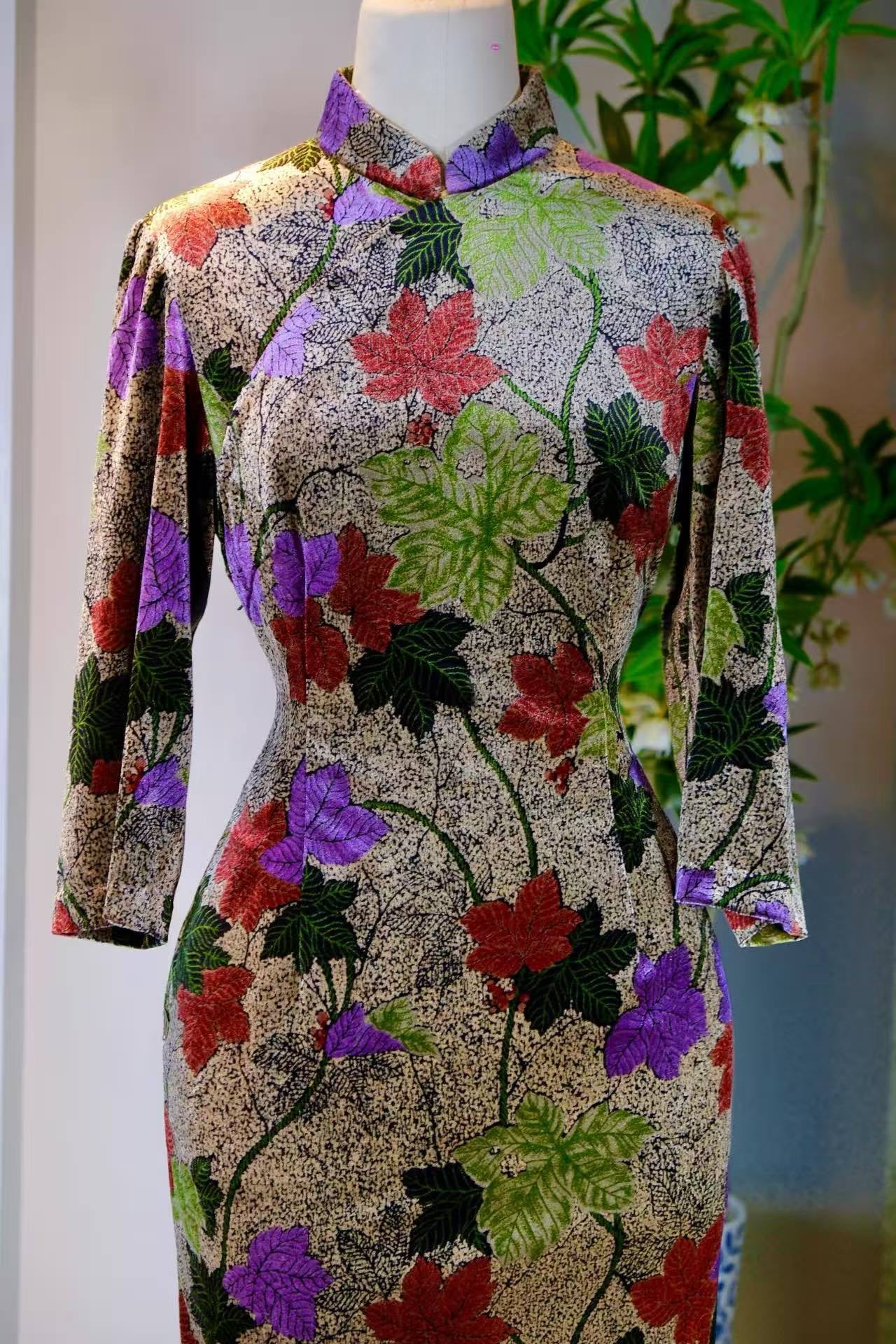 60年代 - 香港金产丝绒古董印花旗袍：叶影流年，织就风华 | 1960s - Leaves, Shadows, and the Flow of Time: A Vintage Hong Kong Gold Velvet Print Cheongsam