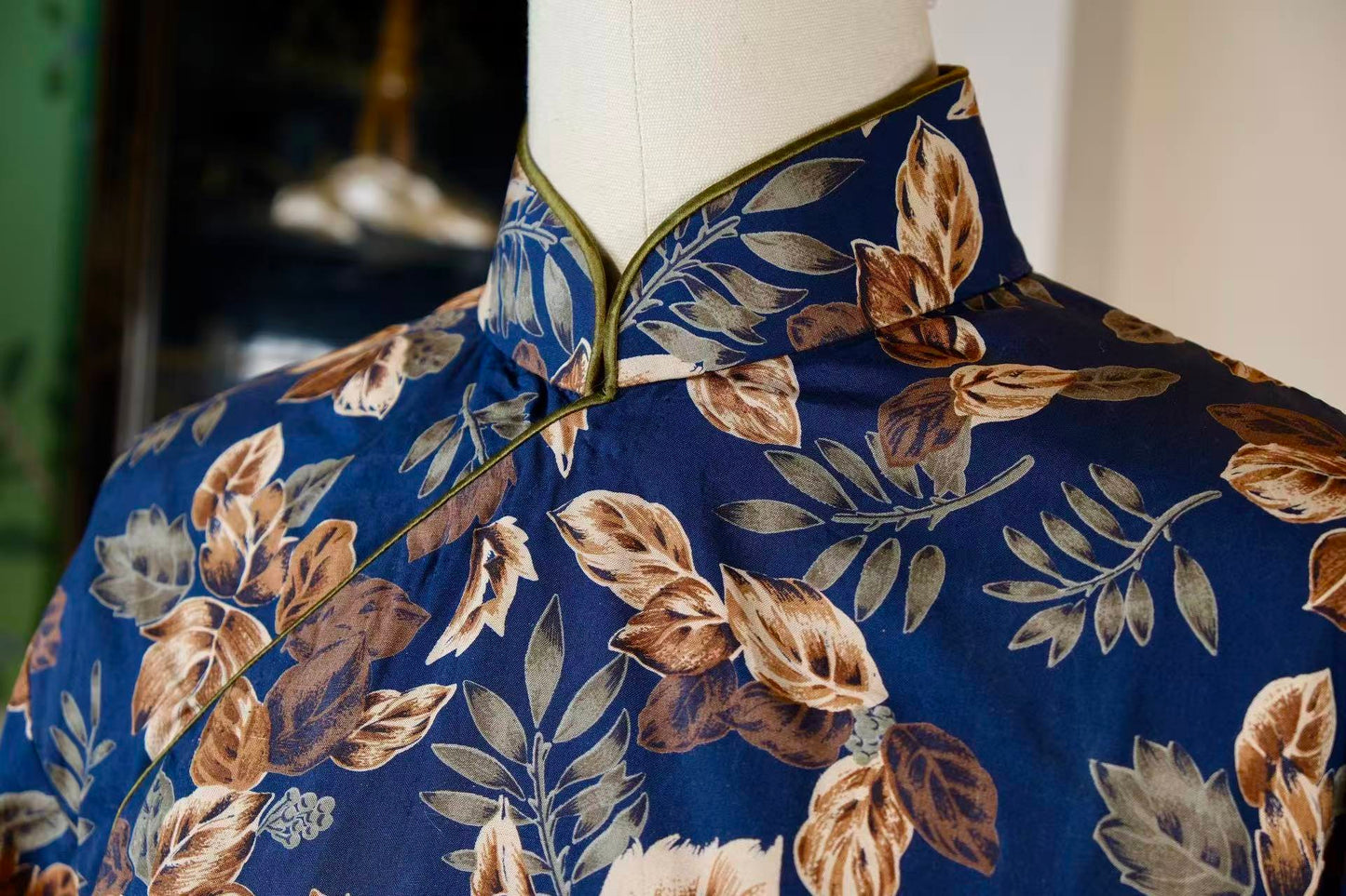 50年代 - 五十年代台湾风华：蓝地棕叶“百草比德”印花古董旗袍 — 迁徙年代的植物图腾与行走的乡愁 | 1950s - 1950s Taiwan Elegance: A Vintage Indigo Cheongsam with "Virtuous Botanical" Brown Leaf Print — A Narrative of Migratory Plant Totems and Walking Nostalgia