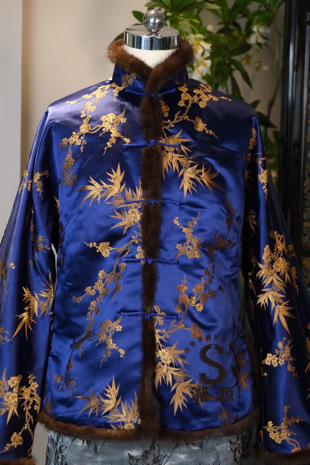 客订结缘 - 【皇家冬狩】夜蓝金绣：貂毛立领真丝短袄——竹梅报春图 | Customized Design - "Royal Winter Hunt" Midnight Blue & Gold Embroidery: Mink-Trimmed Silk Jacket – Bamboo & Plum Blossom Motif