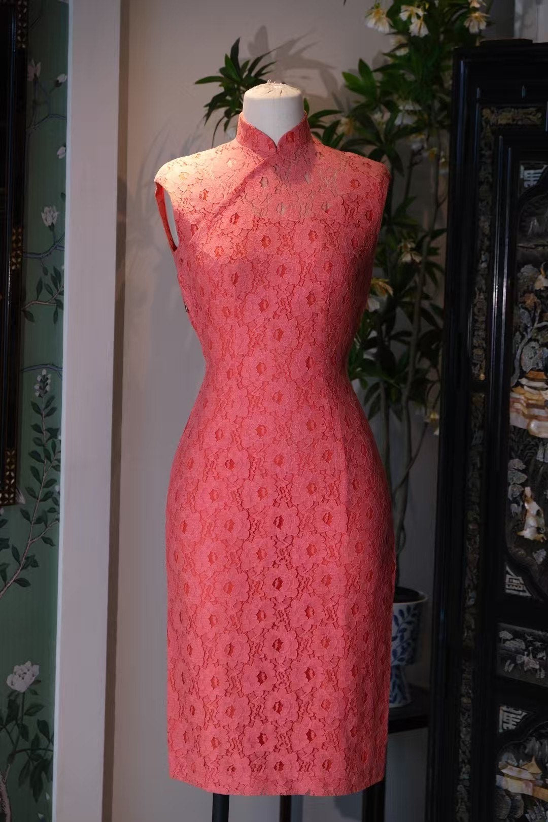 60年代 - 夏日西柚・姐妹花：法式蕾絲挖胸款＆織銀花卉氣泡粉古董港式旗袍套組 / 1960s - Summer Grapefruit Duo - Sister Act: French Lace Keyhole Qipao & Silver-Woven Floral Bubblegum Pink Antique Hong Kong Qipao Set