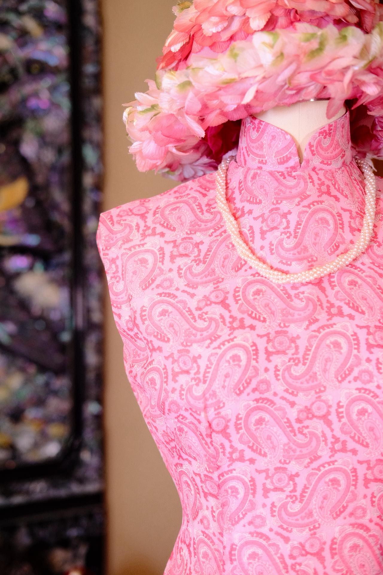 60年代 - 粉色佩斯利：雪纺里的浪漫诗篇 | 1960s - Pink Paisley: A Romantic Poem Rendered on Chiffon