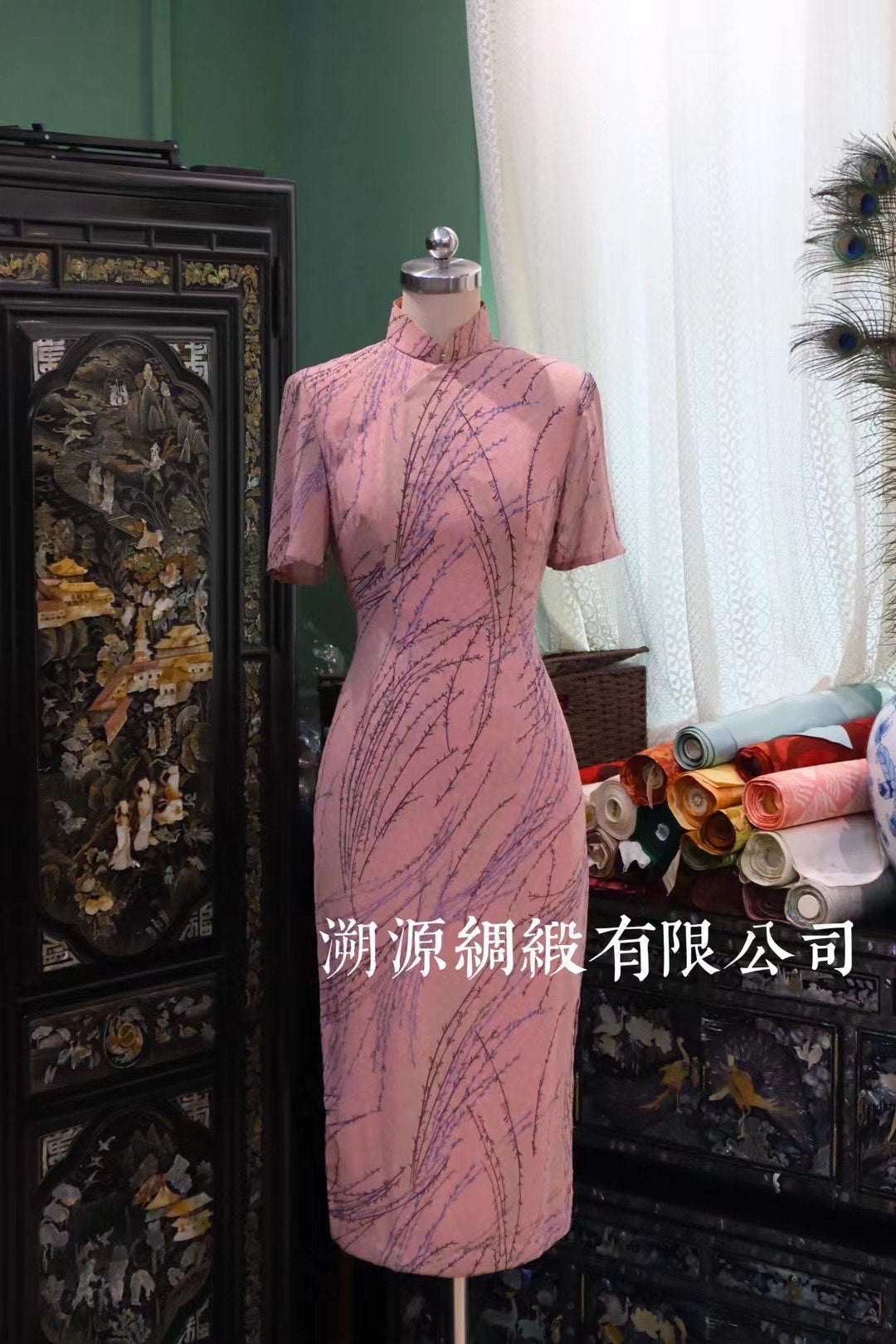 60年代 - 烟霞织梦·疏影斜：复古港工短袖柔粉古董旗袍 | 1960s - The Whispering Willow Cheongsam: Vintage Hong Kong Craft Pale Pink Short-Sleeve Qipao