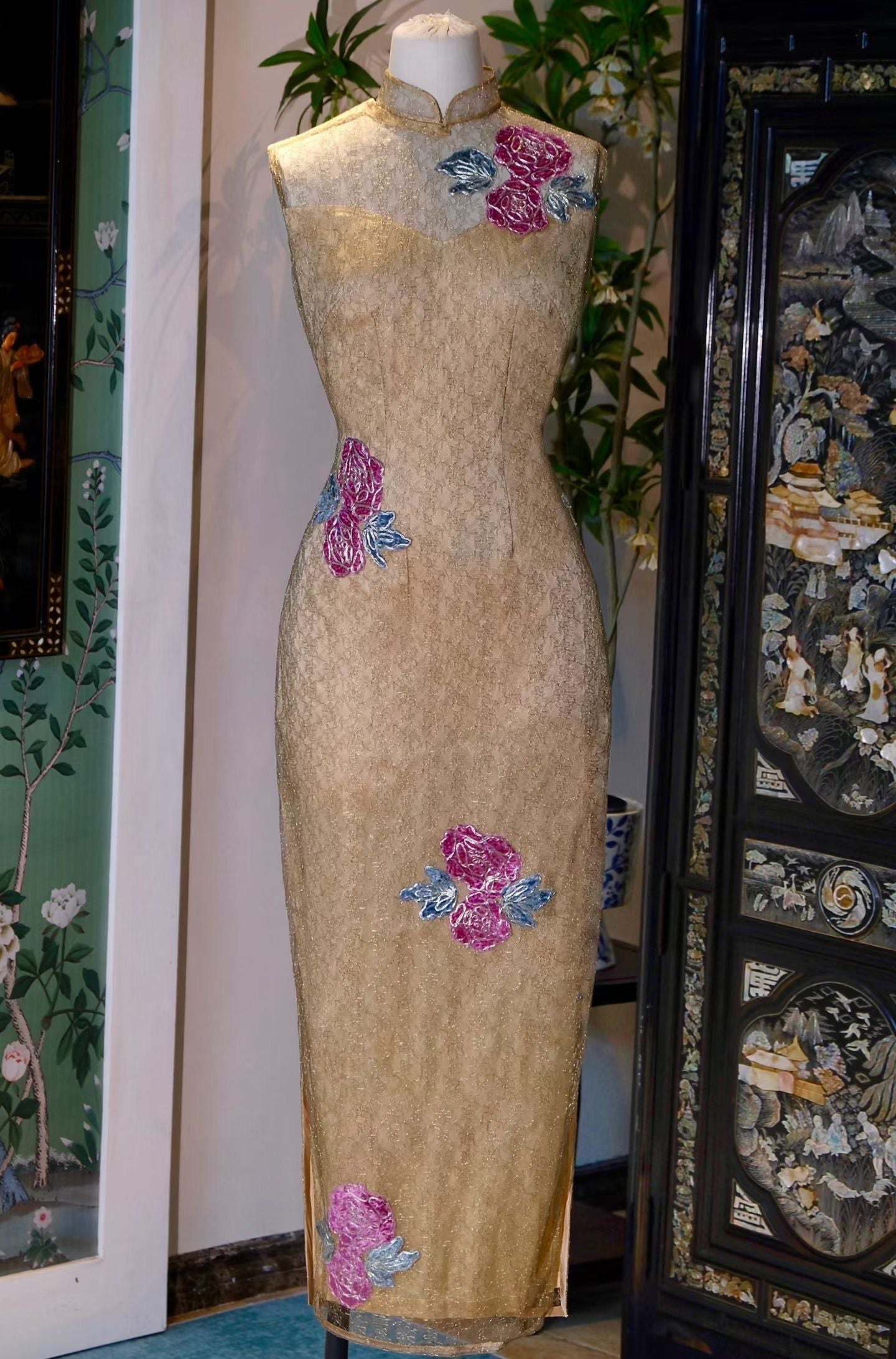 客定结缘 - 金色蕾絲多色花卉貼花刺繡修身無袖長款旗袍 / Customized Design - Fitted Sleeveless Gold Lace Qipao with Multi Colored Floral Appliqué Embroidery Maxi Length