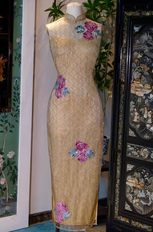 客定结缘 - 金色蕾絲多色花卉貼花刺繡修身無袖長款旗袍 / Customized Design - Fitted Sleeveless Gold Lace Qipao with Multi Colored Floral Appliqué Embroidery Maxi Length