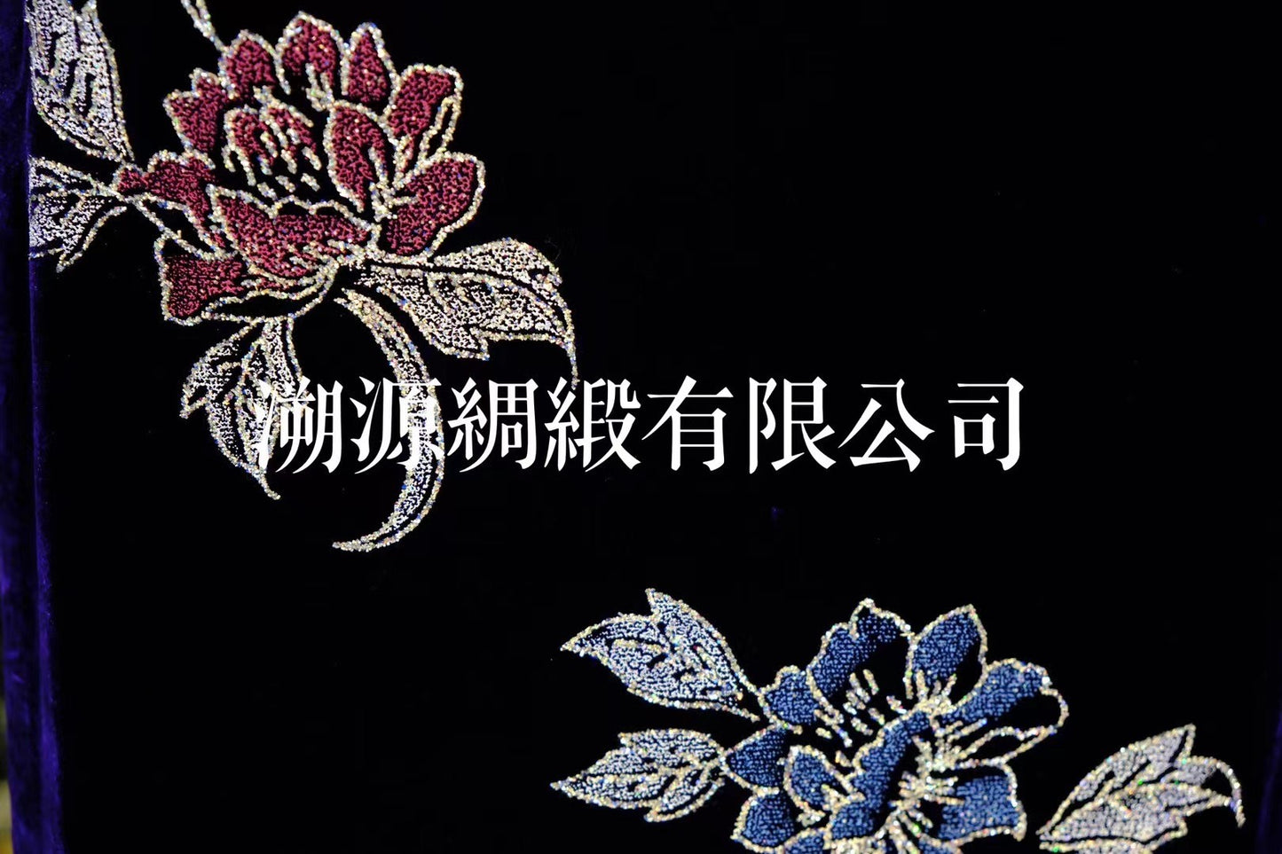 70年代 - 港风深紫色天鹅绒波浪琵琶襟手工盘扣烫金花卉古董旗袍：【紫夜幽兰】| 1970s - Hong Kong Style Dark Purple Velvet Wavy Pipa Placket Hand-Knot Button Gold-Foil Floral Antique Qipao: "Midnight Orchid"