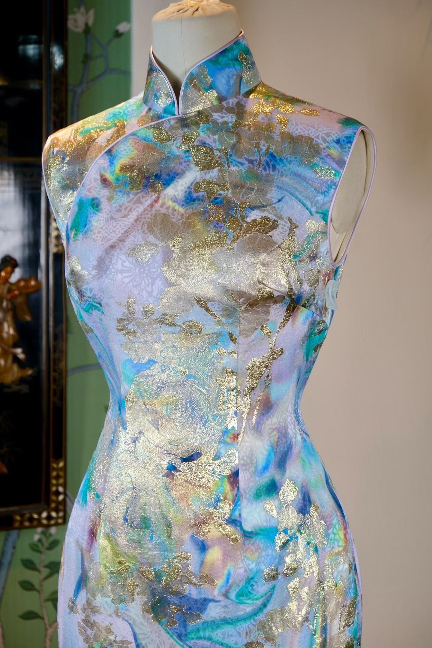 客定结缘 -《锦绣流年·幻境霓裳》：当代艺术主义下的私享定制——Ruffo Coli 金缕幻彩真丝旗袍 | Customized Design - "Splendid Years · Ethereal Raiment": A Masterpiece of Contemporary Artistic Bespoke — Ruffo Coli Gold-Woven Multichrome Silk Qipao