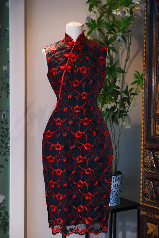 60年代 - 台湾产黑色蕾丝刺绣欧根纱斜襟古董旗袍 | 1960s - A Vintage 1960s Taiwanese Cheongsam in Black Organza with Machine Embroidery and Lace