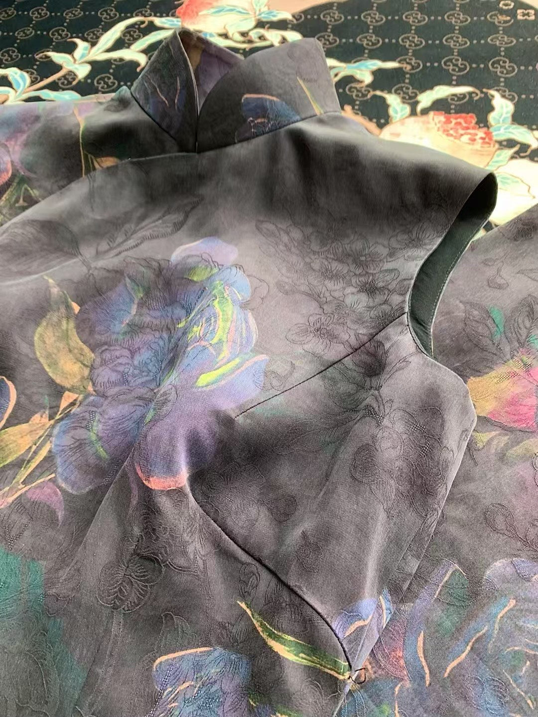 出售样衣 - 🌌 夜昙浮光 · 25姆米花罗红云纱手绘玫瑰无袖旗袍 | Sample Sale - 🌌 Night Bloom Luster · 25 Momme Brocade "Red Cloud" Silk Hand-Painted Rose Qipao