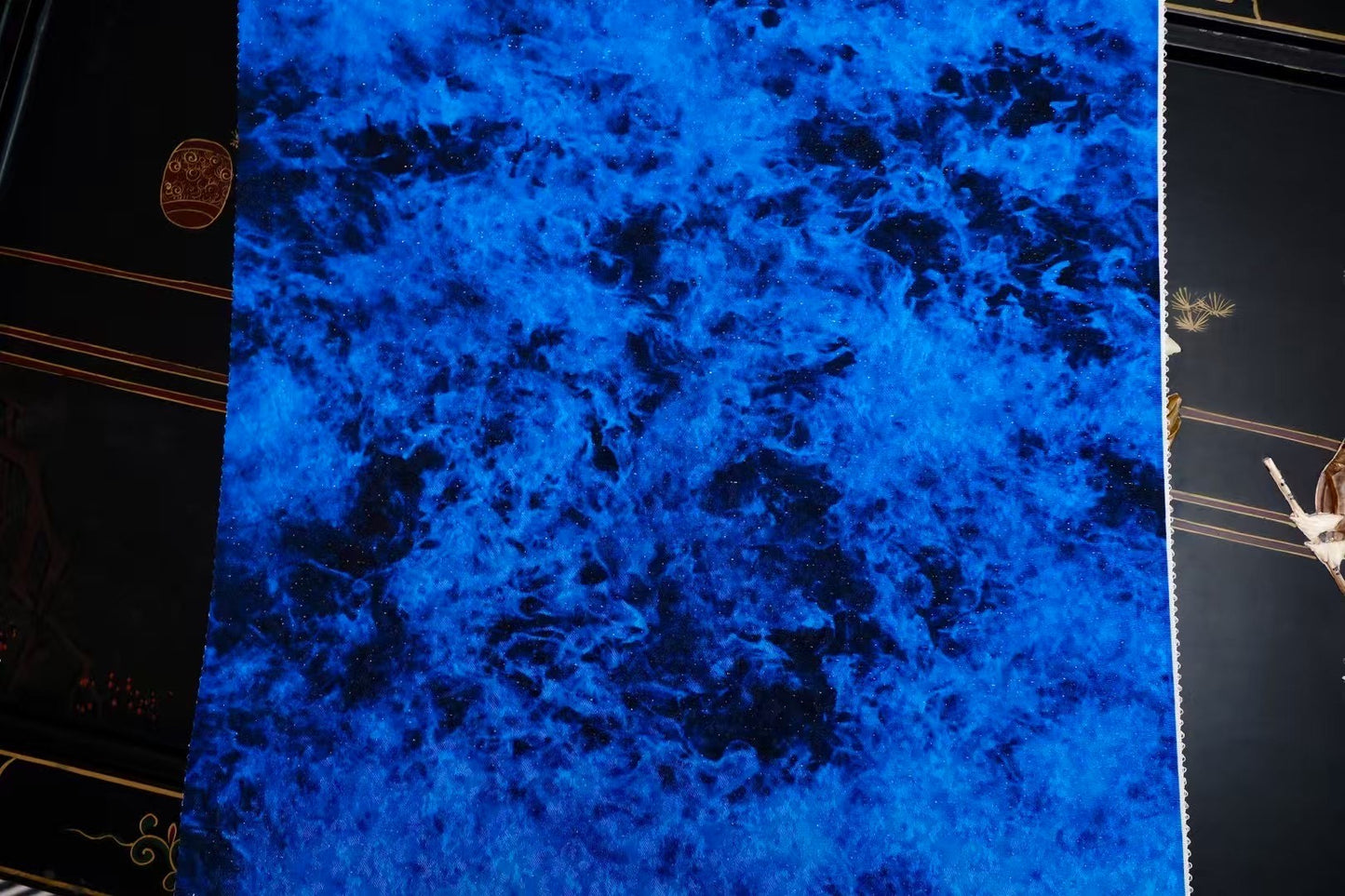 布料名 - 星海幻境：深邃钴蓝莹亮星尘纹理重磅真丝绸缎 | Fabric Name - Nebula of the Abyss: Deep Cobalt & Shimmering Stardust Luster Silk Satin