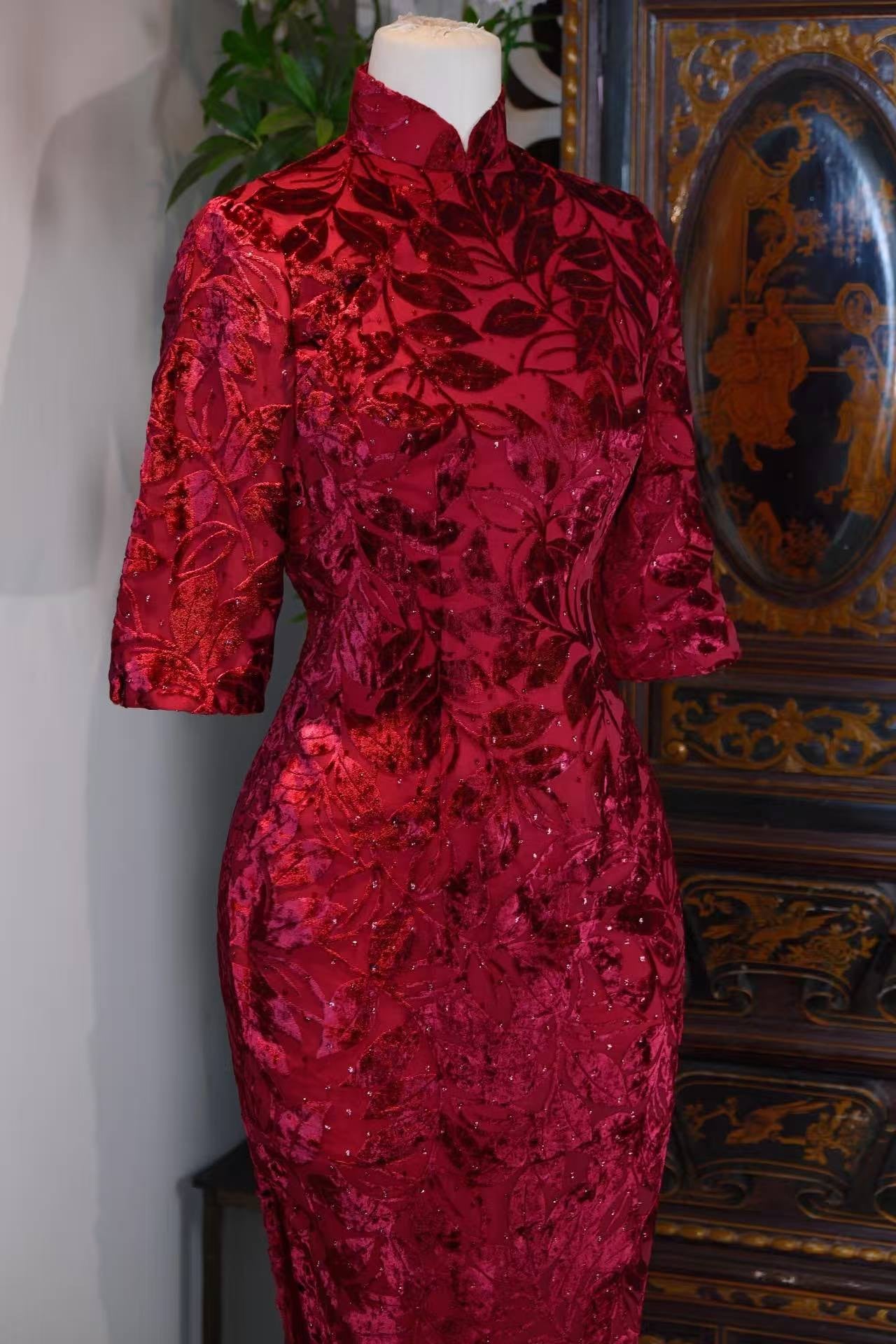 60年代 - 六十年代烧花丝绒织金旗袍：岁月里的繁花似锦 | 1960s - 1960s Burn-out Velvet Gold-Brocade Qipao: A Tapestry of Splendor Across Time