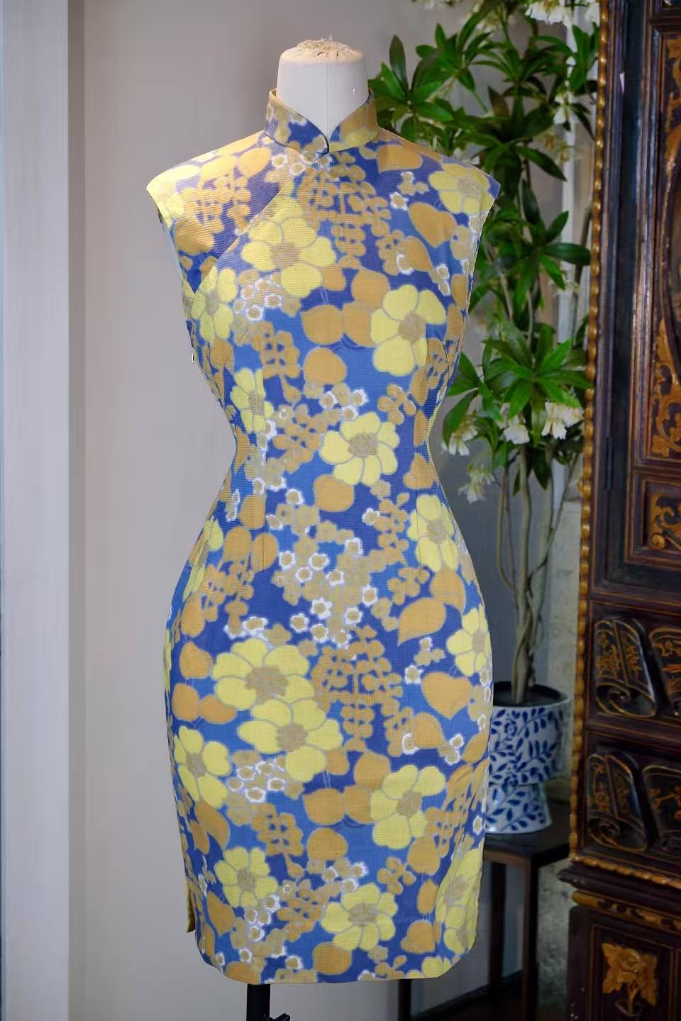 60年代 - 六零风华：香江蓝黄印花古董旗袍 | 1960s - 1960s Hong Kong Elegance: Blue and Yellow Printed Antique Qipao