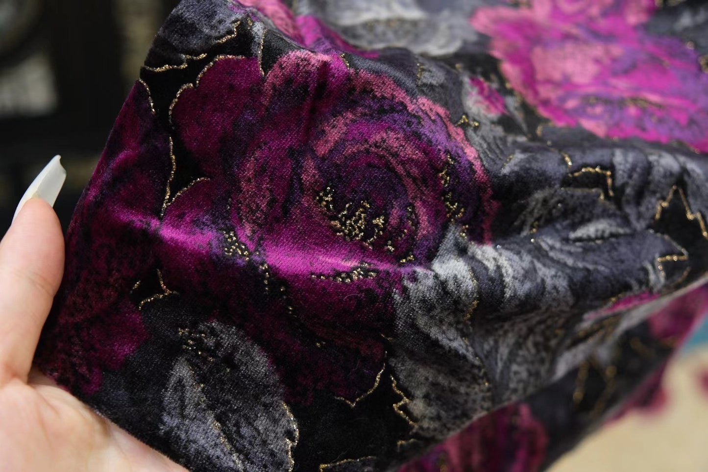 60年代 - 老上海风情：紫黑撞色丝绒浮雕金丝玫瑰无袖古董旗袍 | 1960s - Old Shanghai Opulence: Plum & Black Contrasting Velvet Gold-Thread Raised Rose Sleeveless Vintage Qipao/Cheongsam