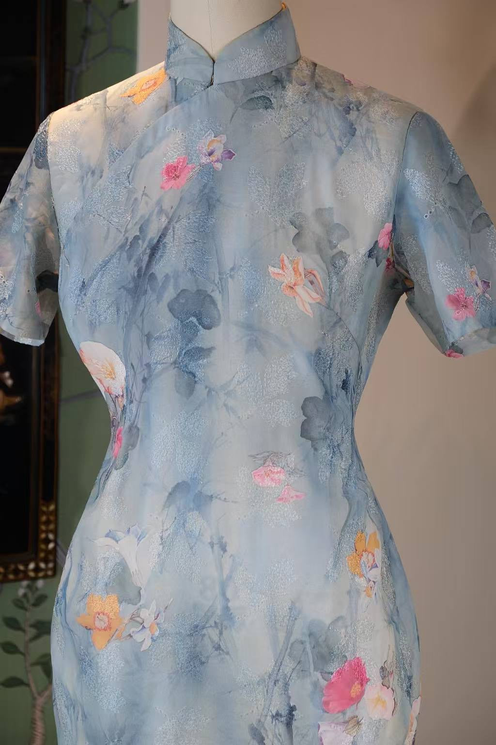 50年代 - 五十年代台湾产天青色水墨机绣蕾丝旗袍 | 1950s - 1950s Taiwan Antique Qipao: Azure Silk with Ink-Wash Aesthetic and Machine-Embroidered Lace