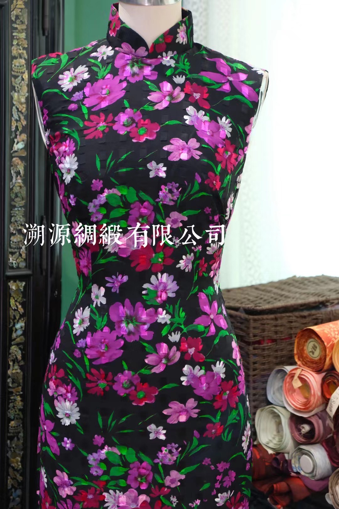 60年代 - 墨色丝韵·紫陌繁花旗袍 | 1960s - Ink Silk Rhythm: Purple Path of Blossoms Qipao