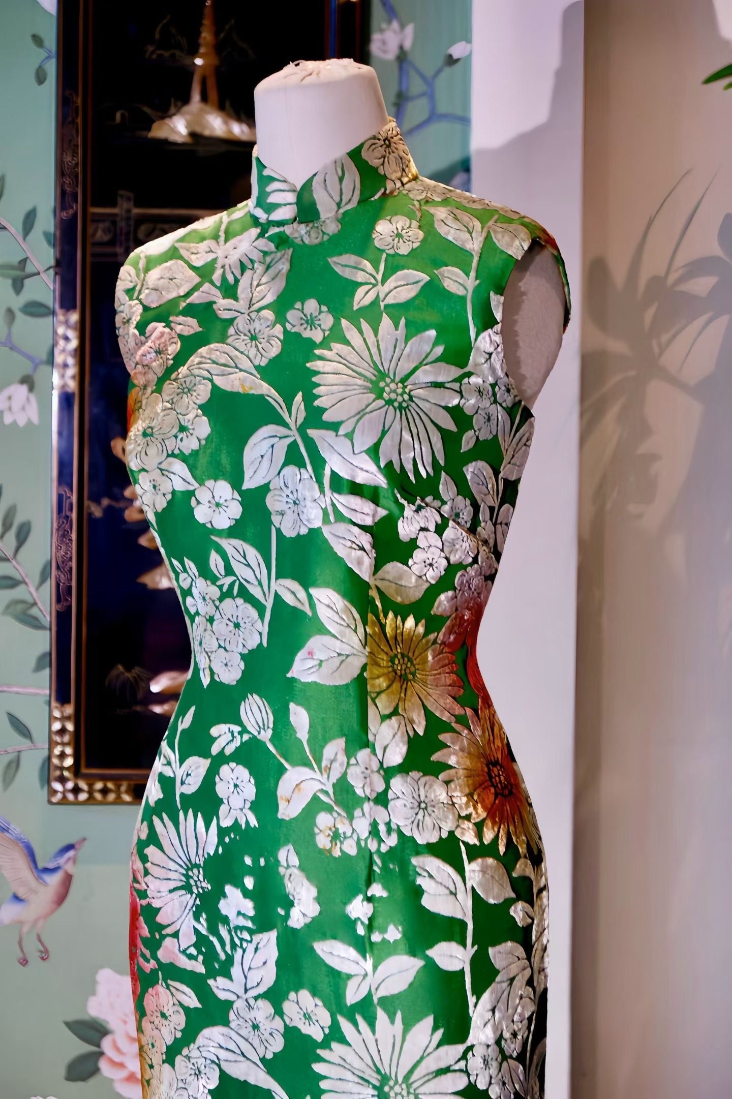 60年代 - 碧潭流光・银白菊花烧花丝绒晕染・《赎罪》美学古董港式旗袍 / 1960s - Jade Pond Shimmer: Silver Chrysanthemum Burnout Velvet Ombré Vintage Hong Kong Qipao