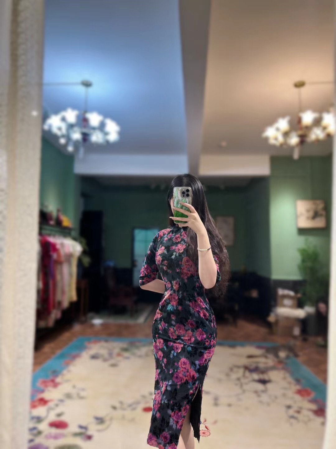 60年代 - 伯爵玫瑰的暗夜咏叹：Vintage 60s 烧花丝绒古董港袍 | 1960s - The Midnight Aria of Earl Roses: Vintage 60s Devoré Velvet Antique Qipao