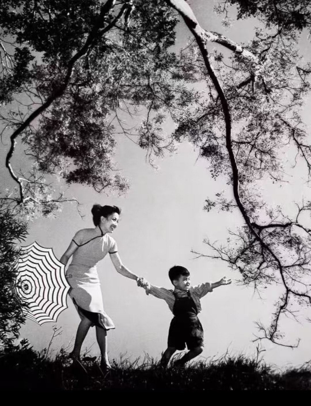 50年代 - 流光溢彩・蝦粉素緞・咖啡香绲・古董手工珠繡旗袍 / 1950s - Glimmering Radiance - Shrimp Pink Plain Satin - Coffee Trim Hand-Sewn Antique Beaded Qipao